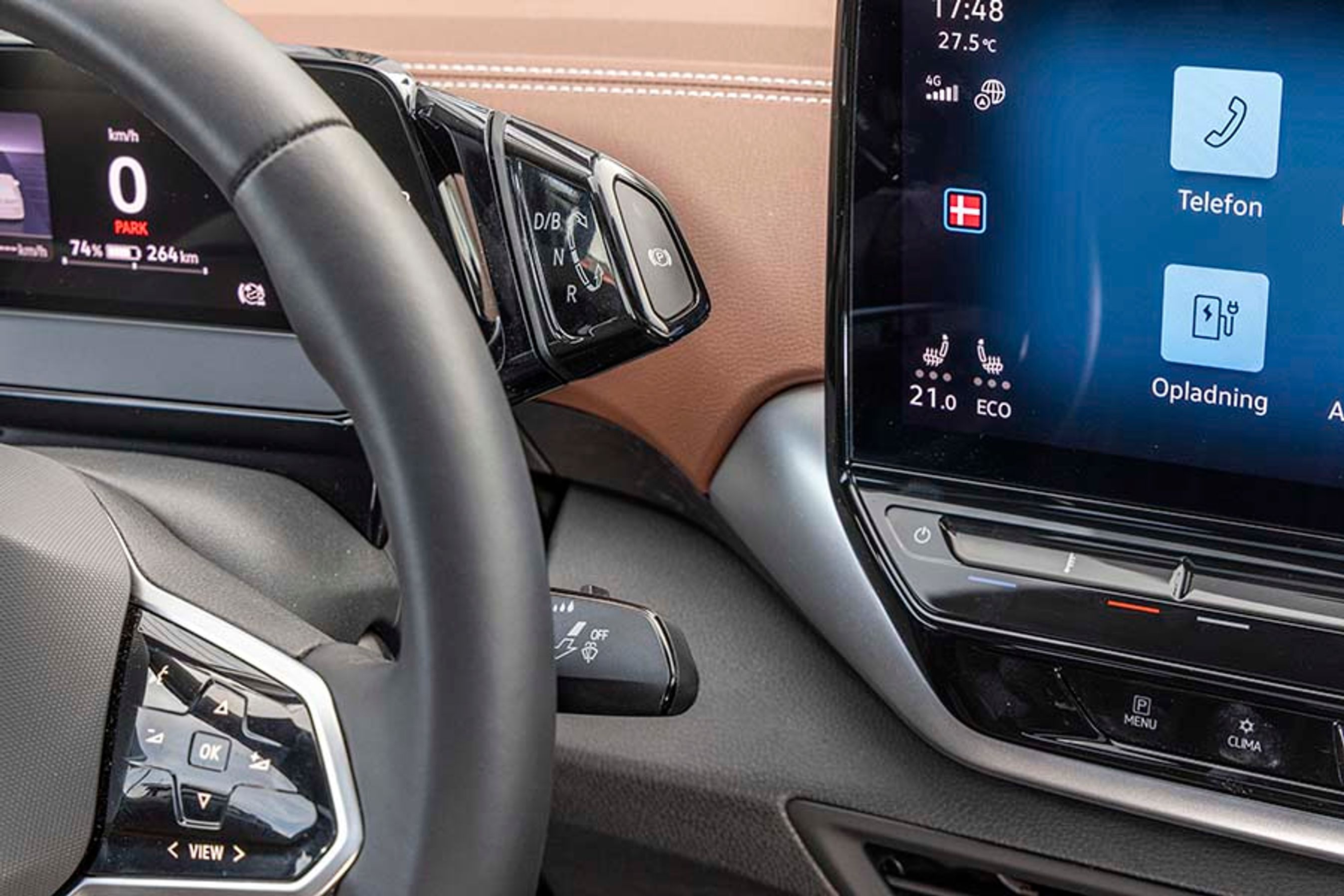 Bag rattet sidder dette vridegreb, hvorfra man styrer kørselsretningen. Det er let at bruge, og placeringen efterlader god plads mellem forsæderne til opbevaringsrum etc.