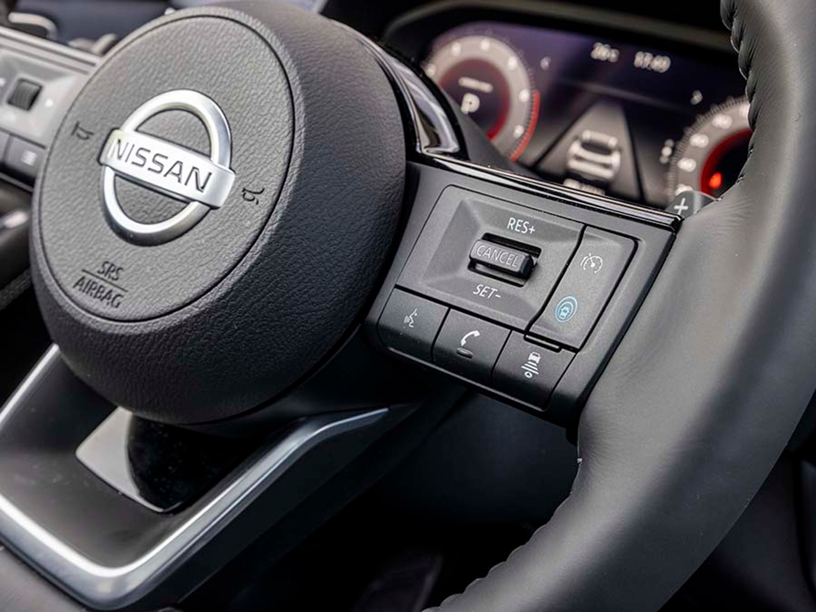 Fra rattet styres fartpiloten, som er af den adaptive type, der selv holder afstand til forankørende biler.