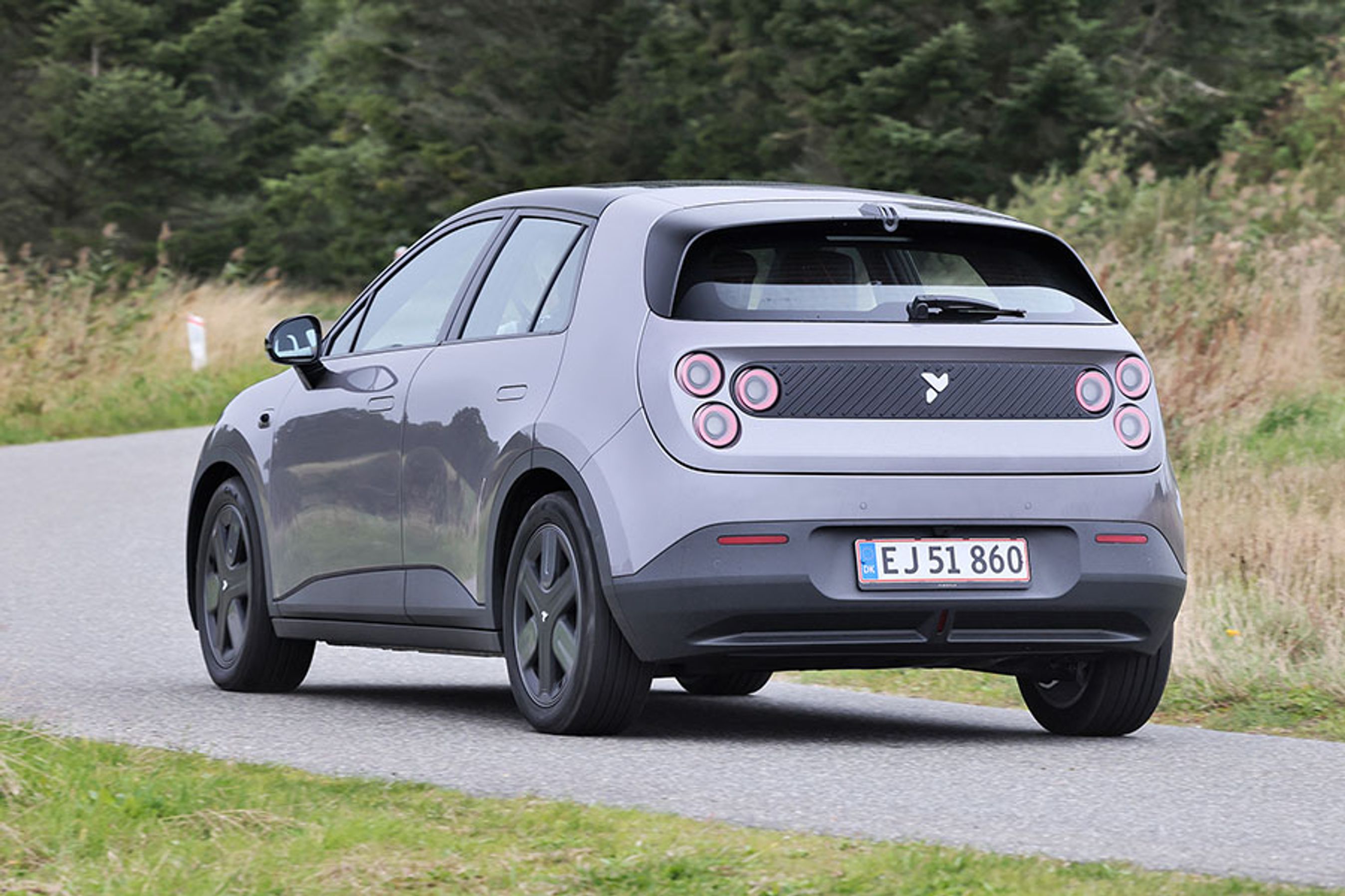 De tre runde lygter i hver side både for og bag er med til at definere designet, der også benytter ovale elementer og en del genbrugsplast som sit formsprog. Bilen er usædvanlig rummelig.