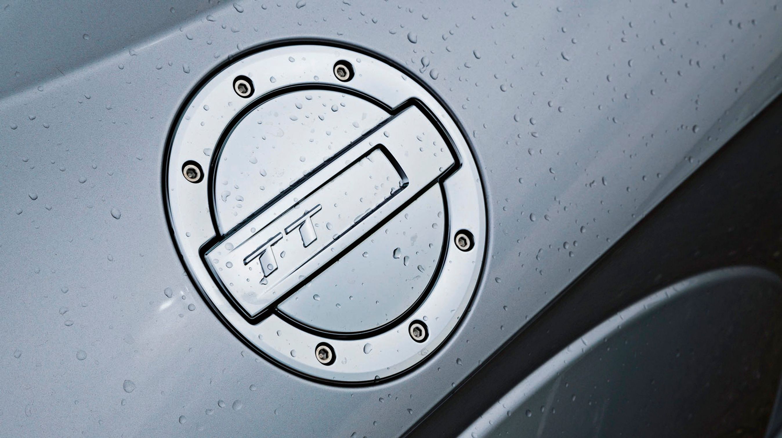 Klappen til benzindækslet er en design-detalje i sig selv. Der er i øvrigt ikke noget låg bag klappen. Tank og kør á la le Mans.