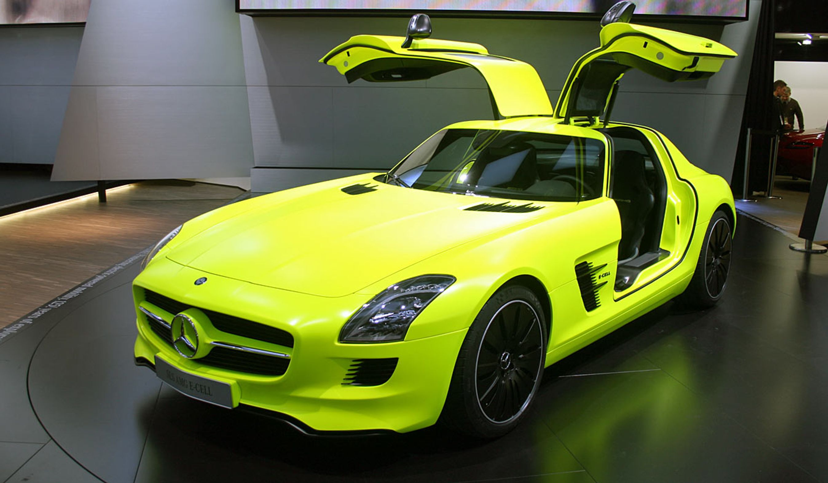 Den elektriske Mercedes-Benz SLS AMG er malet i den mest støjende gule farve, verden endnu har set.