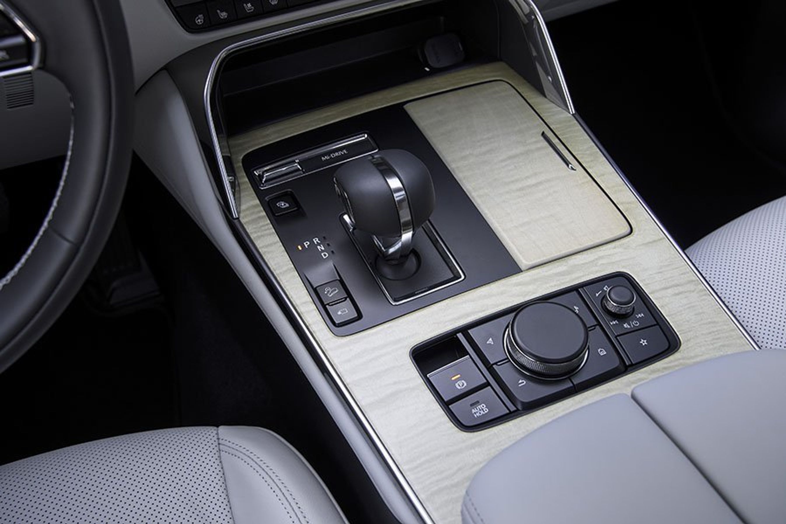 Træindlæg i kabinen i en Mazda CX-80