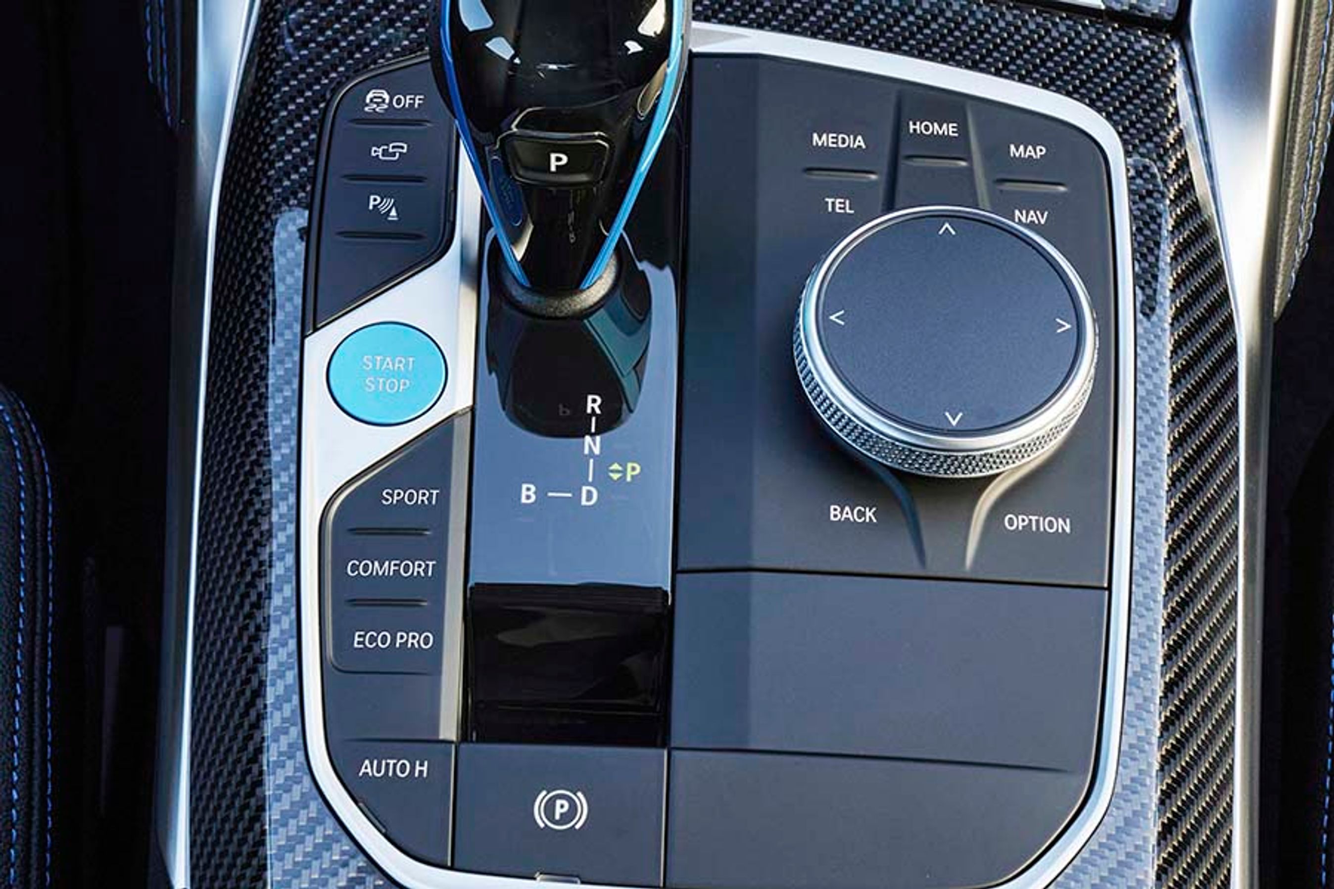 Knapperne til de tre køreindstillinger, Sport, Comfort og Eco Pro, er placeret ved siden af gearvælgeren. Bilen ændrer ret markant kørekarakteristika i de tre programmer.