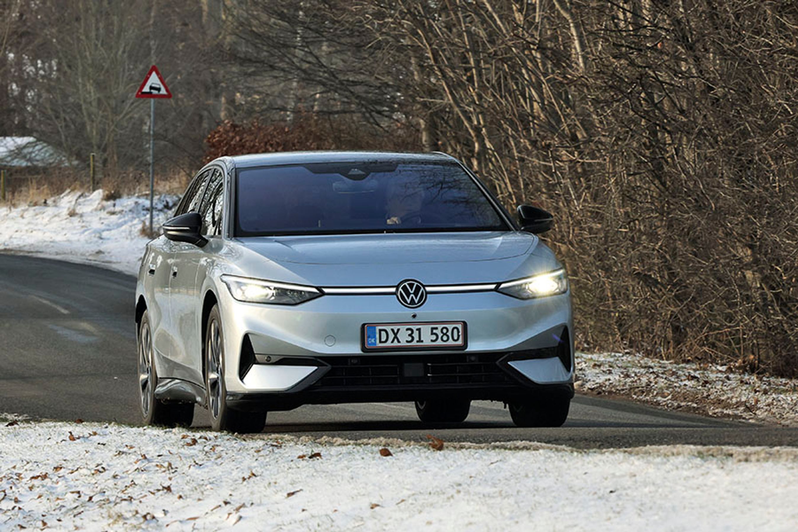 VW ID.7 er populært sagt en elektrisk udgave af VW Passat. Modsat Passaten er ID.7 her en femdørs hatchback, men senere i år dukker den også op som stationcar. Priserne for ID.7 begynder ved 450.000 kr., og denne luksusudgave koster 490.000 kr.
