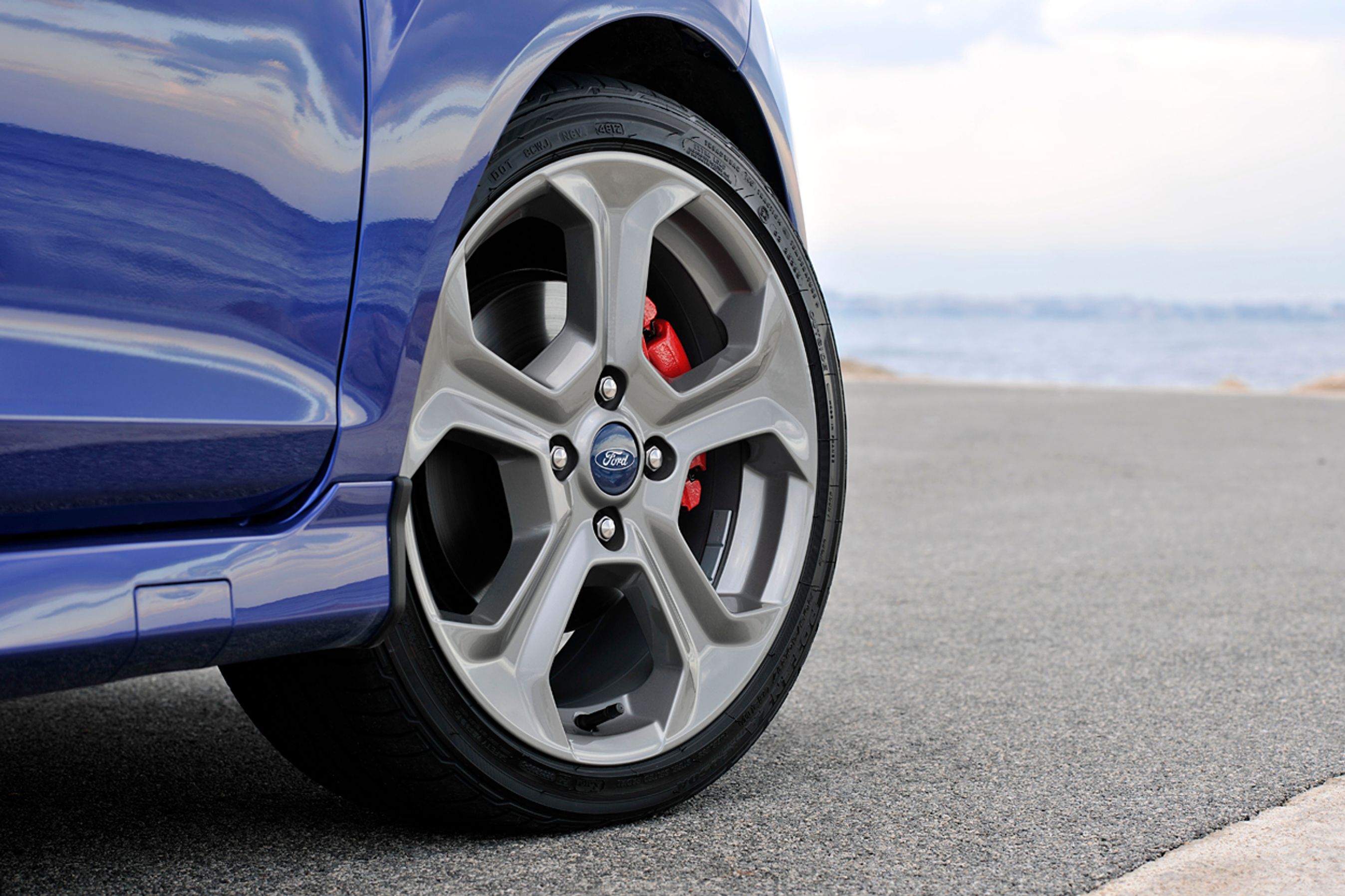 Store dæk og fælge samt røde bremsekalibre er en fast del af udstyret til en Ford Fiesta ST.