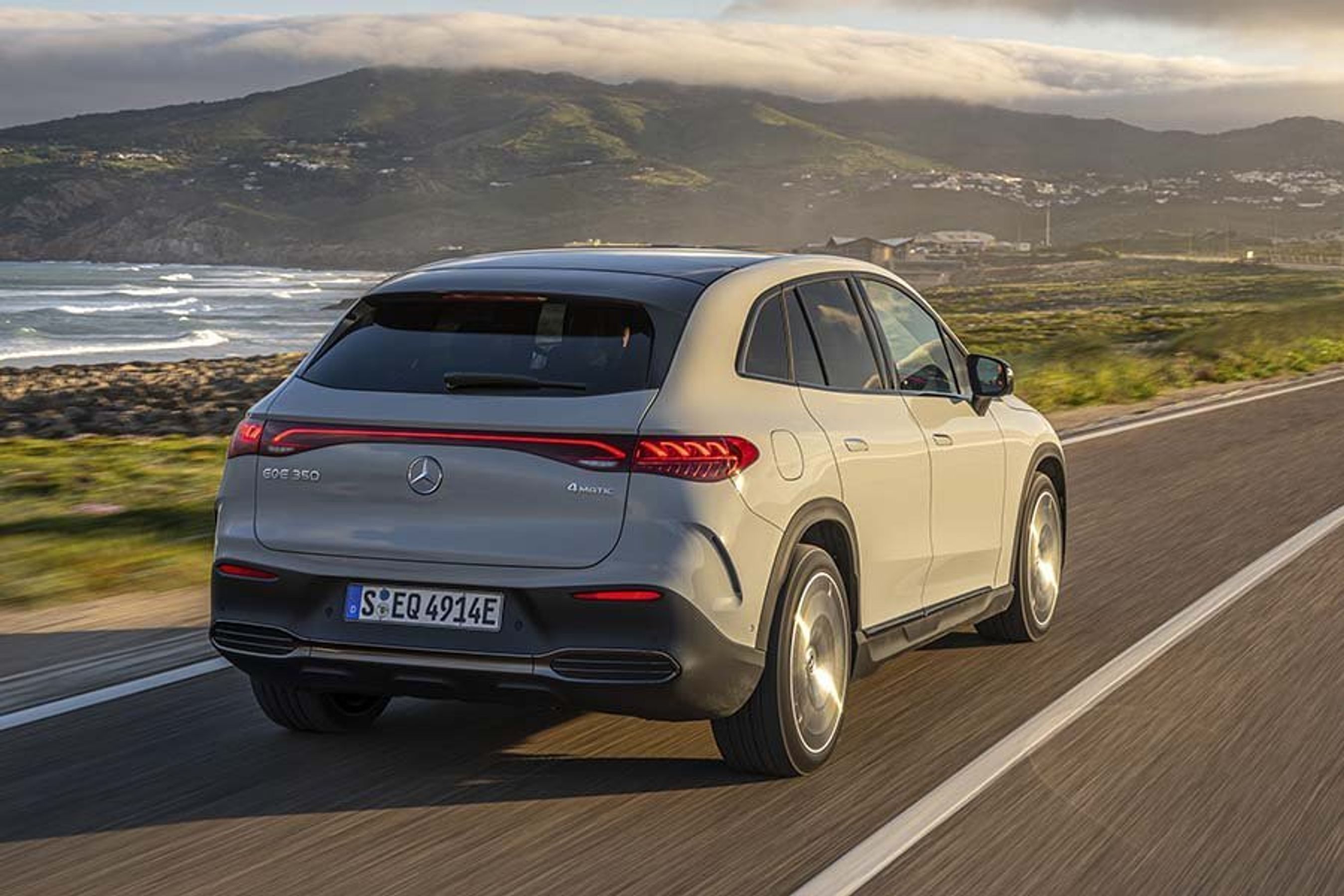 Mercedes EQE SUV set bagfra, mens den kører ud ad landevejen