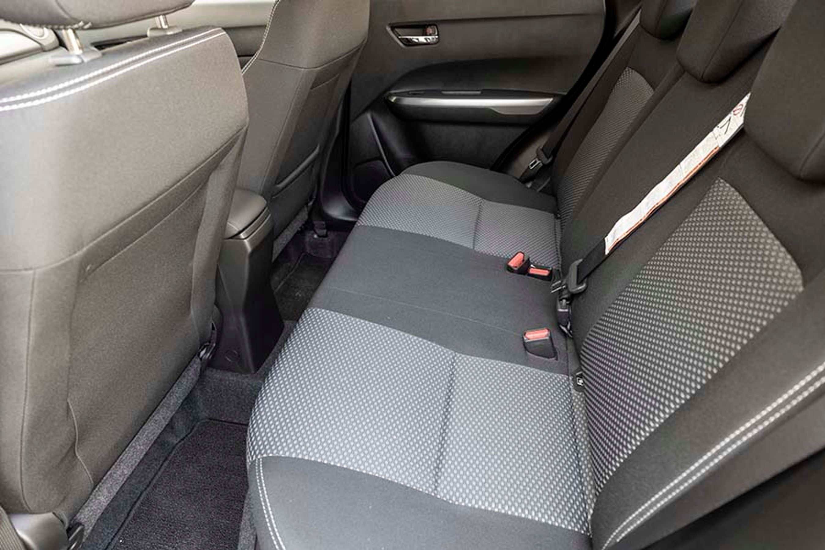 Bagsædepladsen er rimelig ved de to yderpladser, mens midterpladsen generes af den store kardantunnel, der er etableret til de udgaver, hvor der er firehjulstræk. Vi savner friskluftdyser til bagsædet.