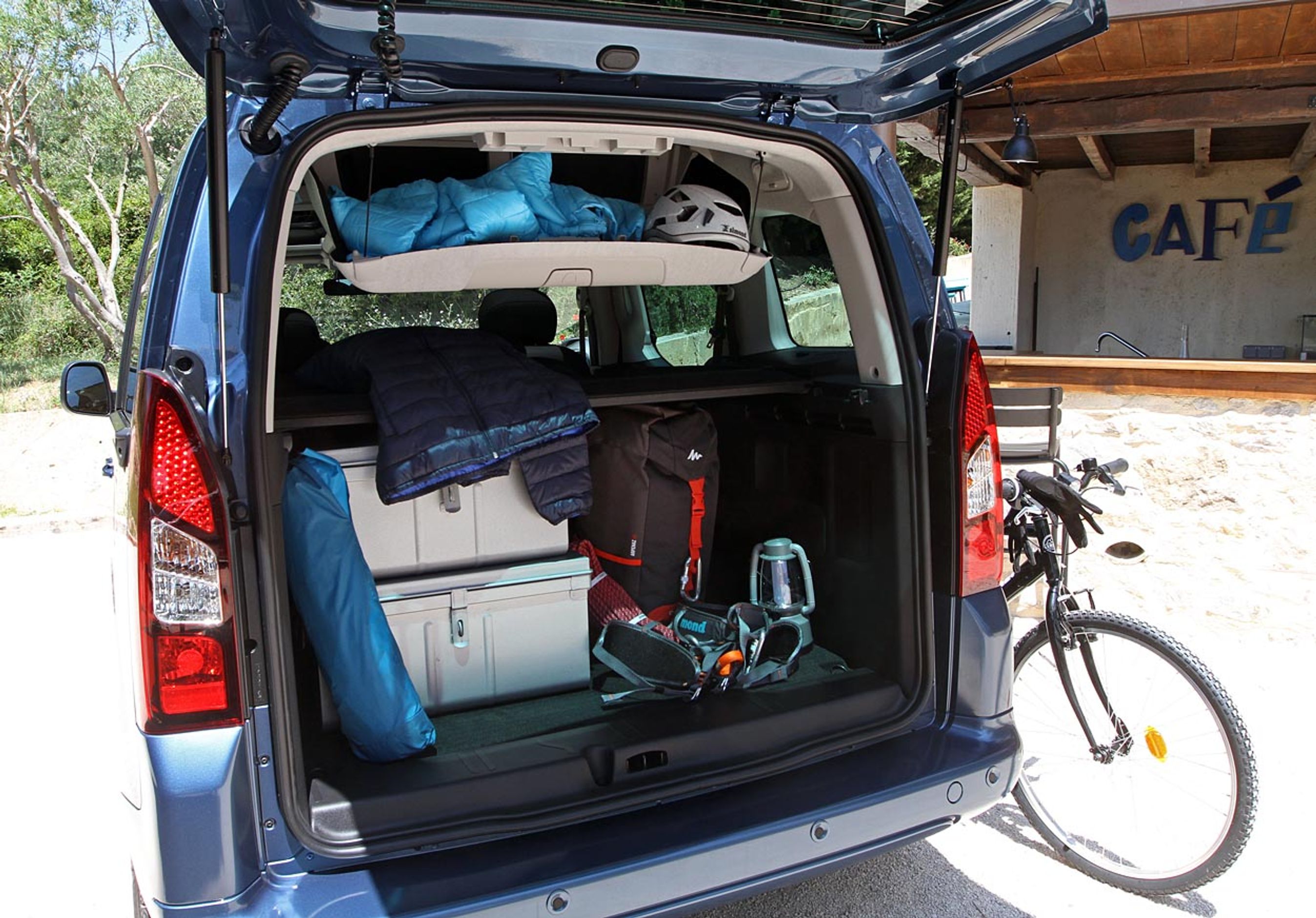 Bagagerummet er enormt og regulært. Med tilvalg af Modutop (19.000 kr.) får man bl.a. en række praktiske stuverum under loftet.