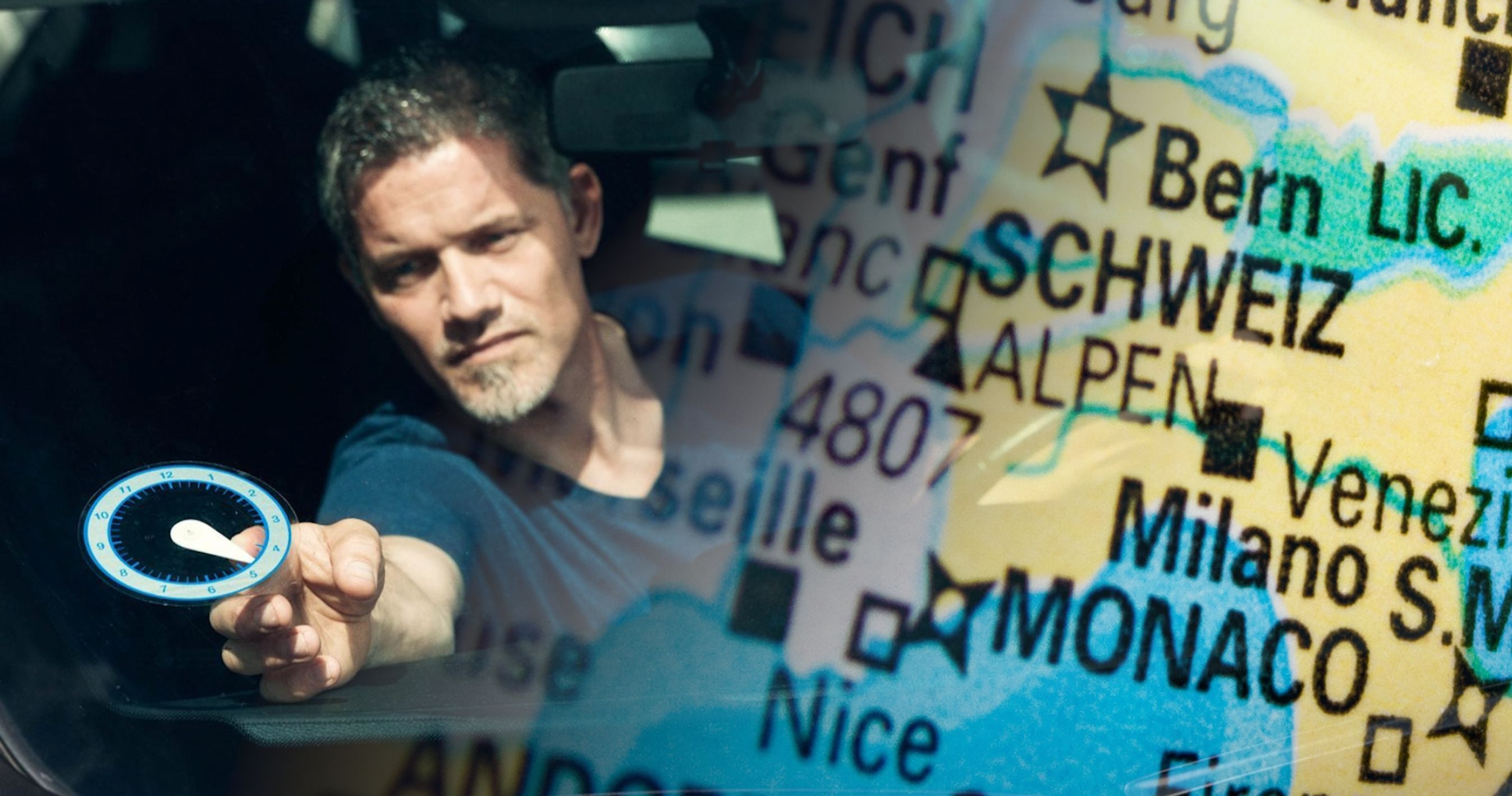 Mand stiller p-skive i bil