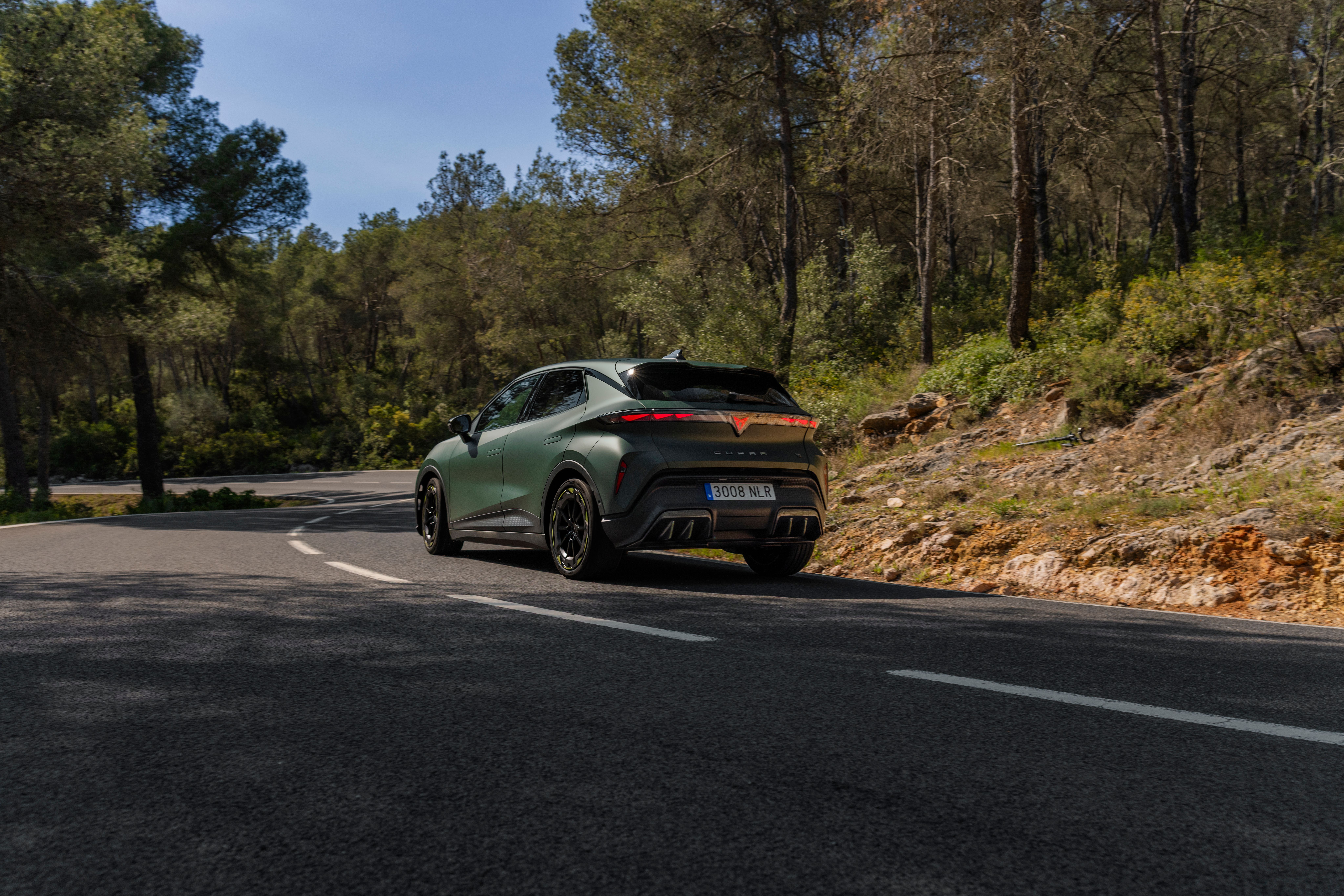 Cupra Raval VZ Extreme 2026 set bagfra på landevej. 