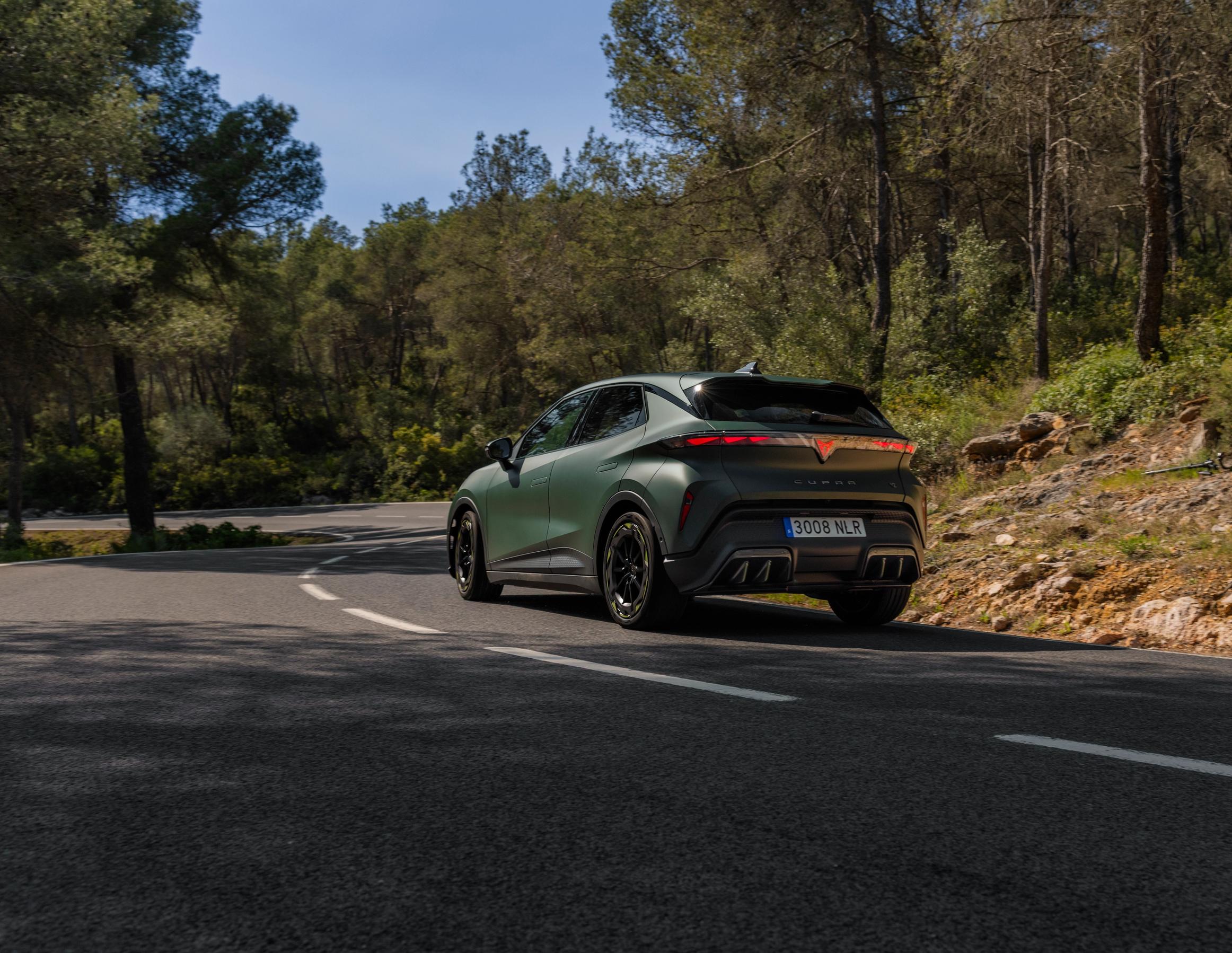 Cupra Raval VZ Extreme 2026 set bagfra på landevej.