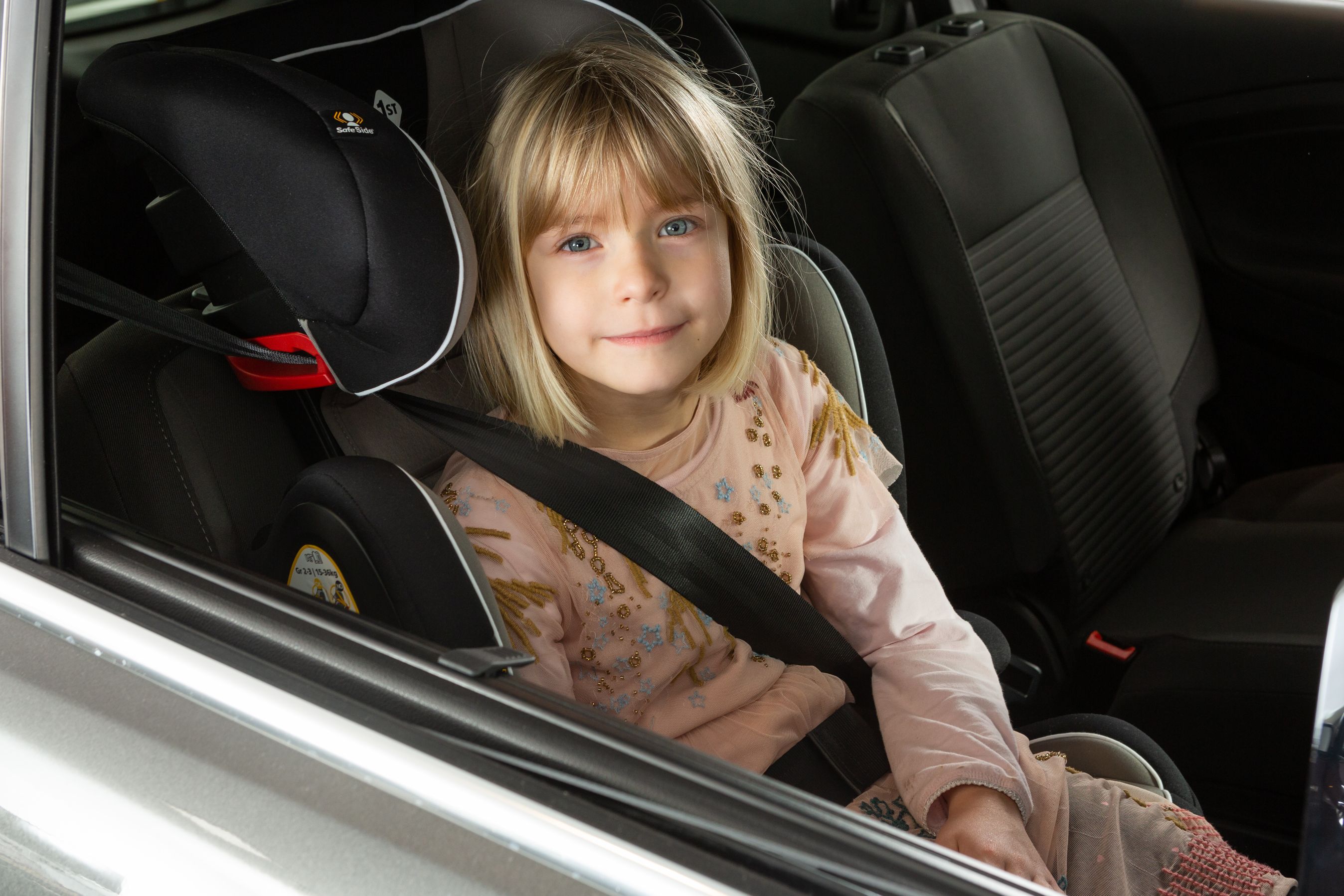 I testen indgår 41 autostole fordelt på fire aldersgrupper. Vi har vurderet dem ud fra sikkerhed, komfort, skadelige stoffer og hvor lette, de er at bruge.