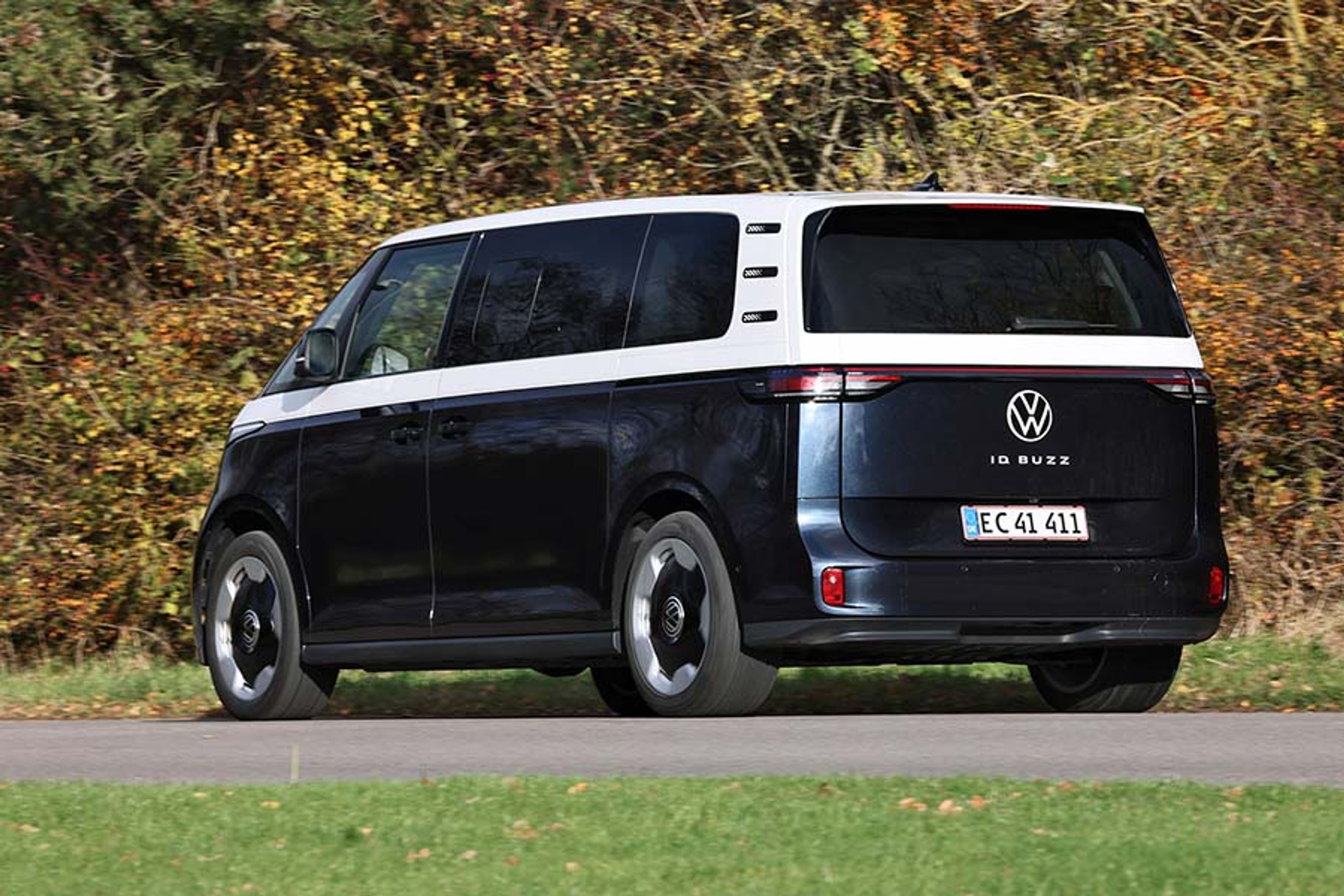 VW ID. Buzz Lang set bagfra foran buskads