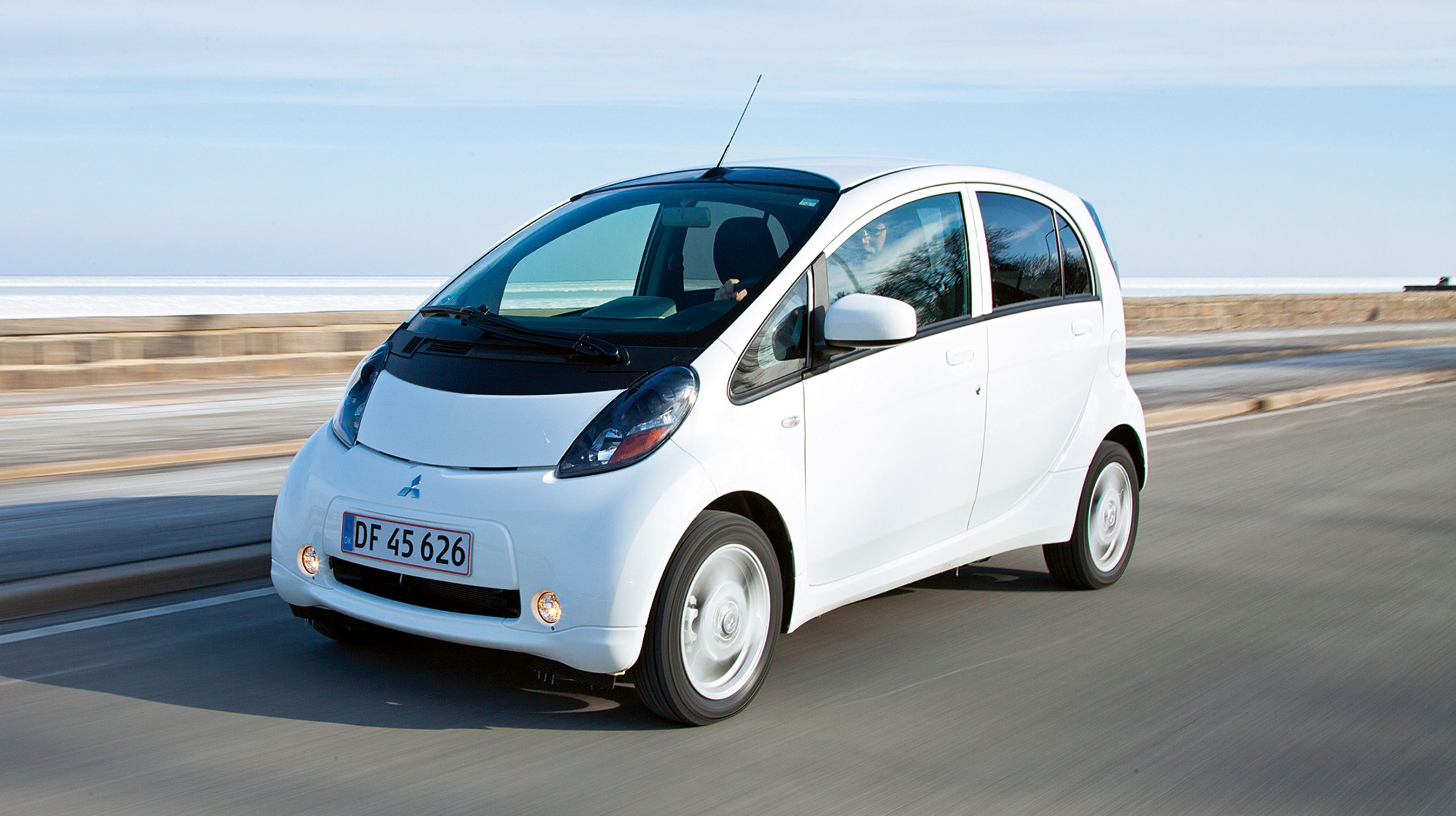 Trillingebilerne fra Mitsubishi, Citroën og Peugeot har kun små synlige forskelle som f.eks. logo på fronten.