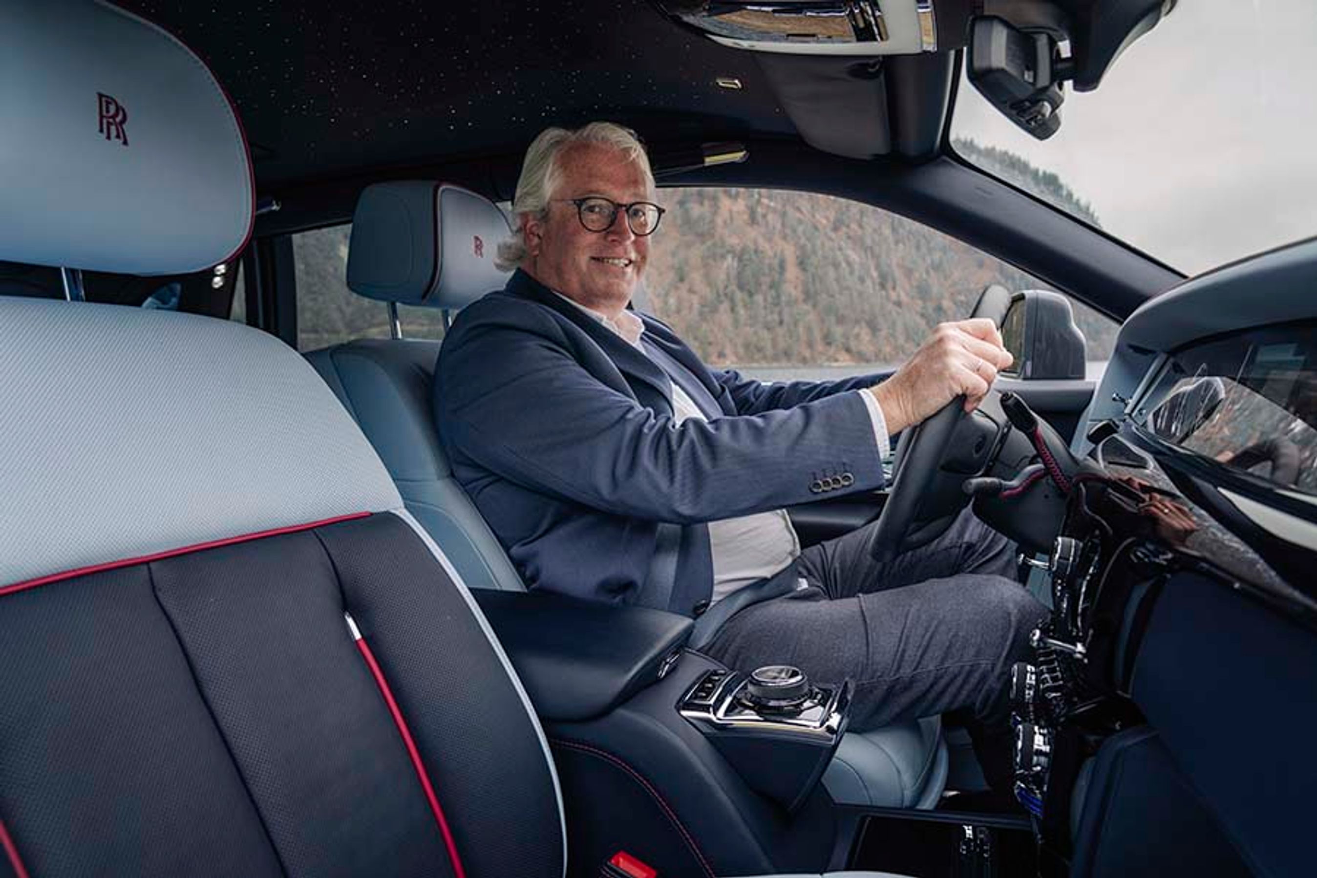 Ikke mange har prøvet at køre en Rolls-Royce Phantom, så den opgave tog Motors Søren W. Rasmussen gladelig på sig. Normalt skal man gennemgå et særligt føreruddannelses-program hos Rolls-Royce for at blive chauffør på en Phantom.