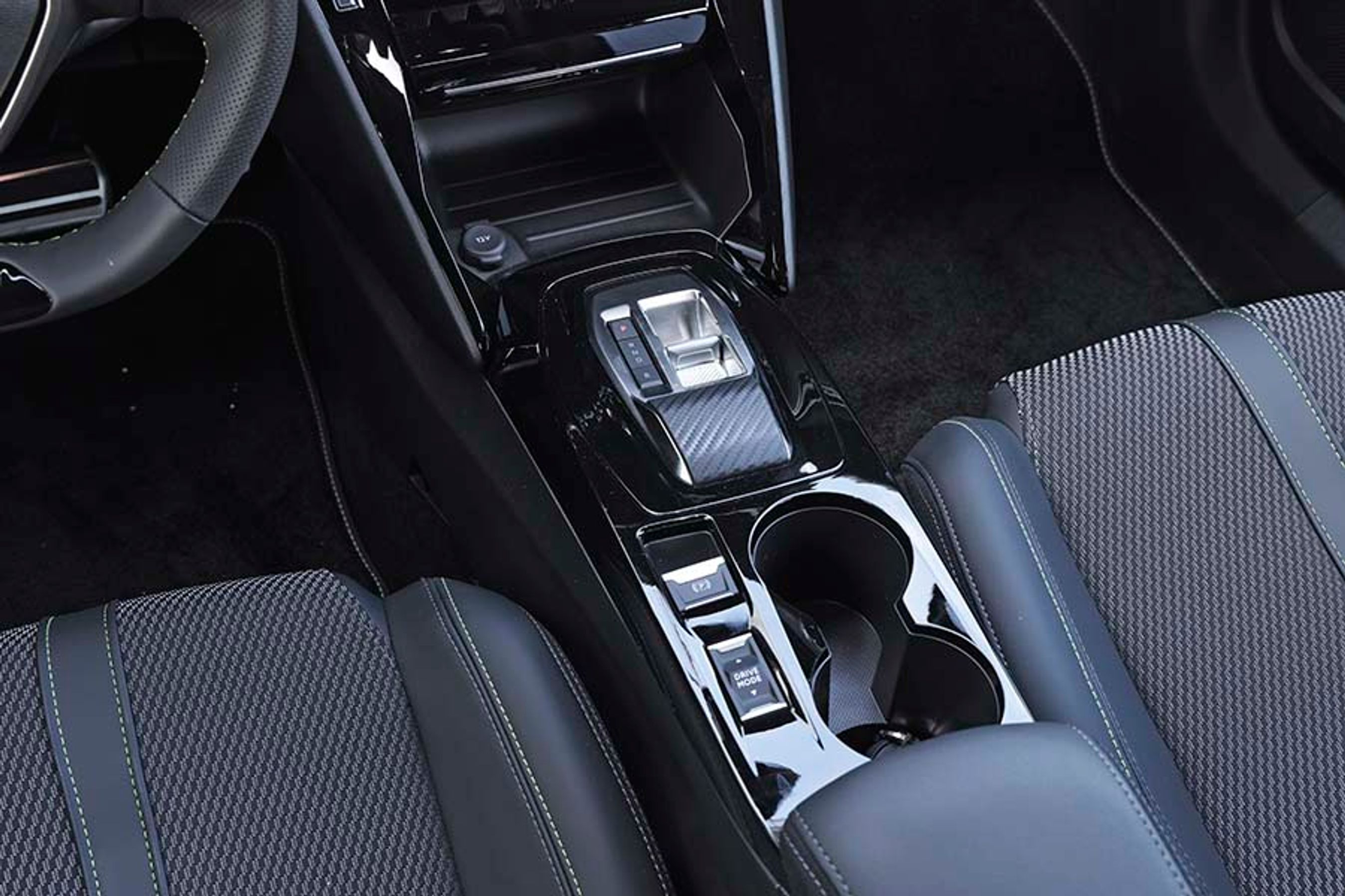 Mellem forsæderne sidder den lille gearvælger.