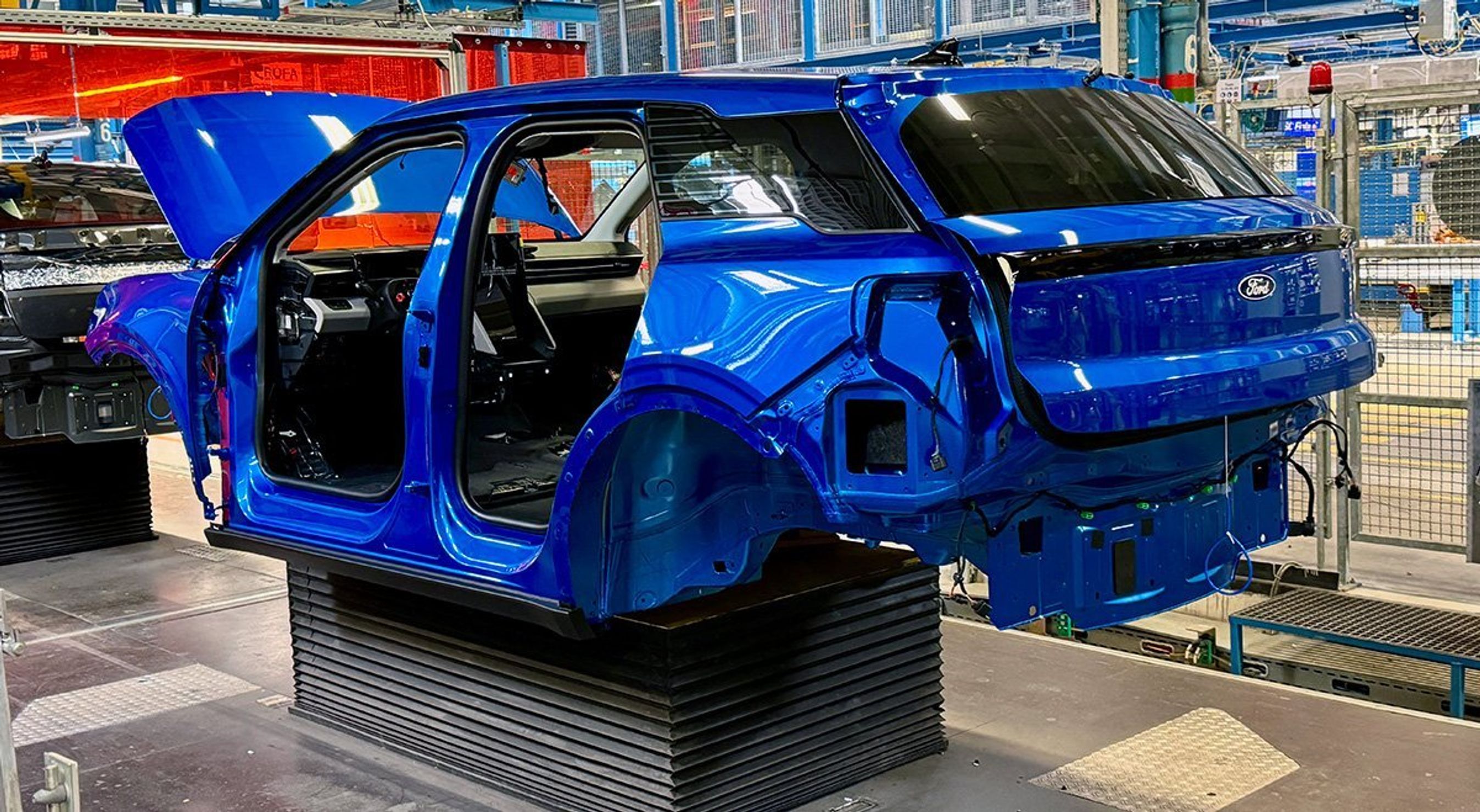 Blåt karrosseri uden døre.