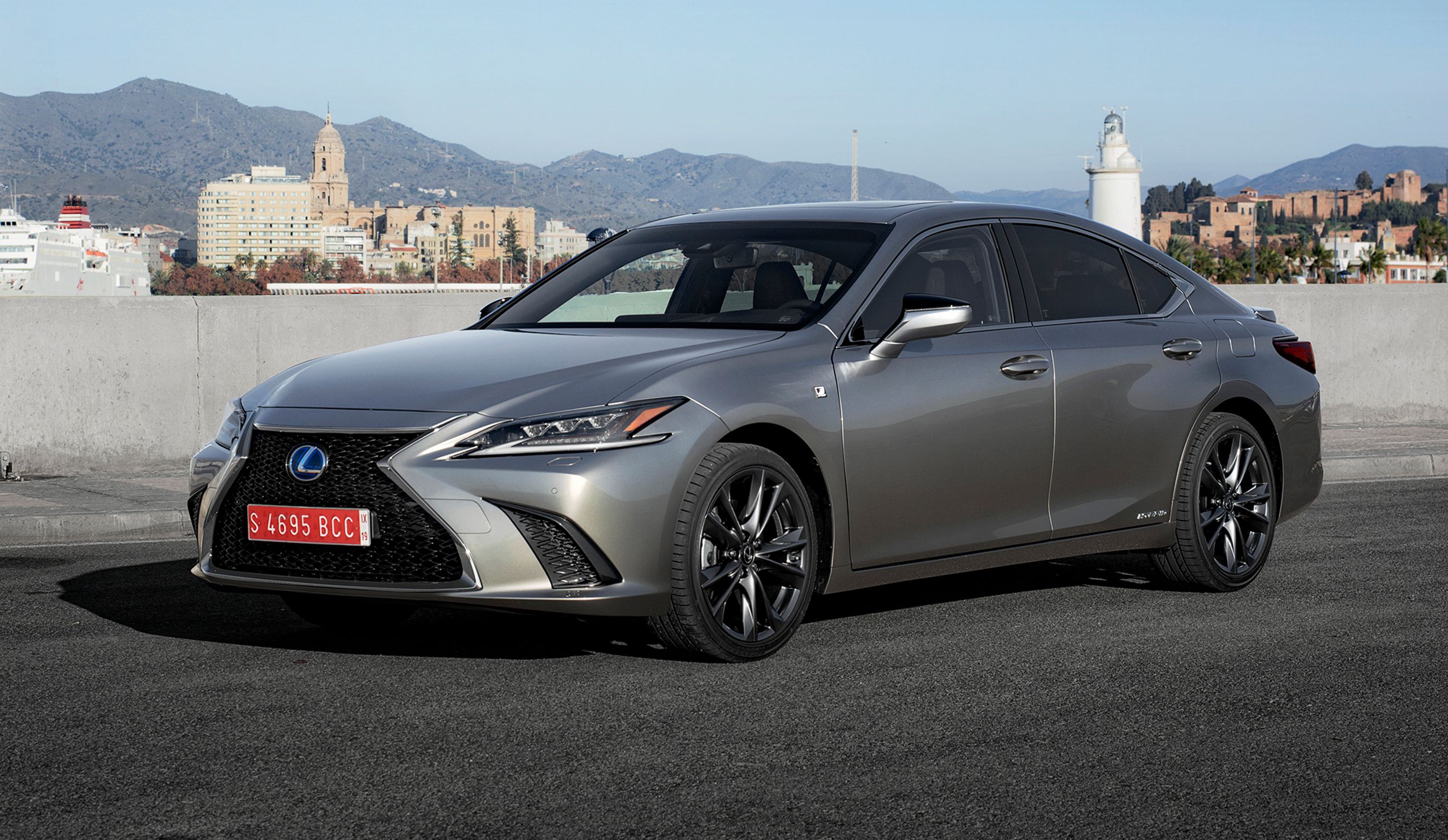 Lexus ES er en stor sedan i klasse med Mercedes E-klasse/BMW 5-serie. Modellen er lige kommet på markedet.