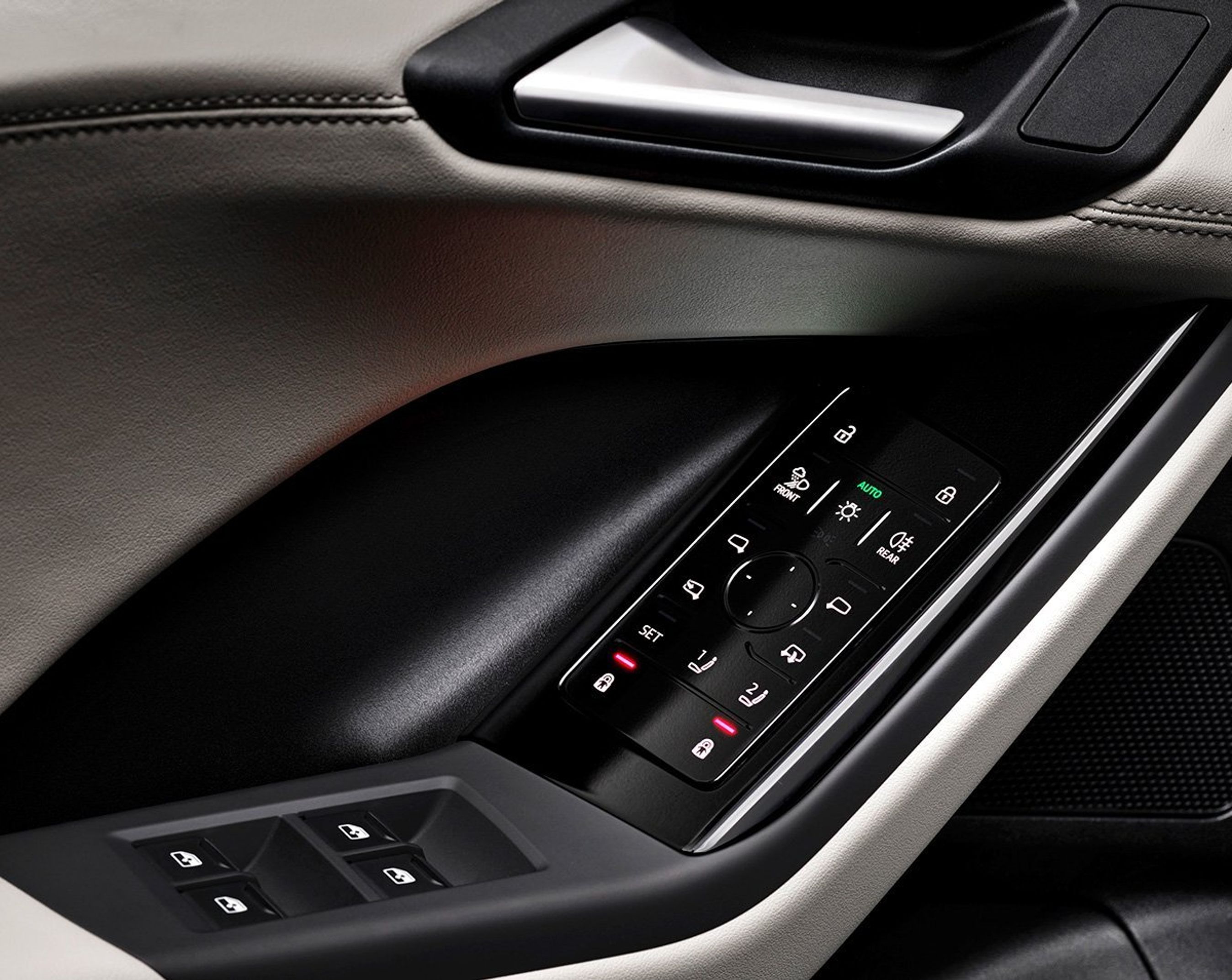 Betjeningspanel i døren.