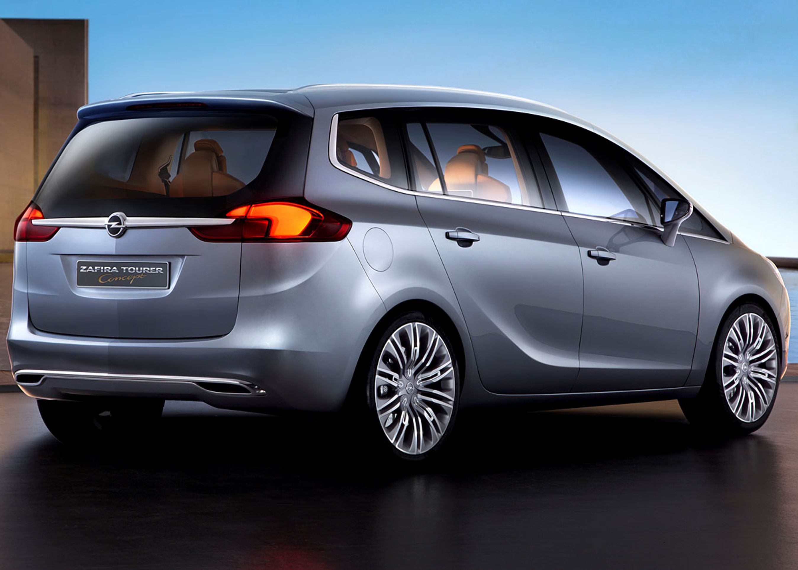 Den næste Opel Zafira bliver enkel i linjerne og prøver ikke at skjule, at den er en MPV. Men på fronten tillades ornamentik, som chefdesiger Mark Adams udtrykker det.