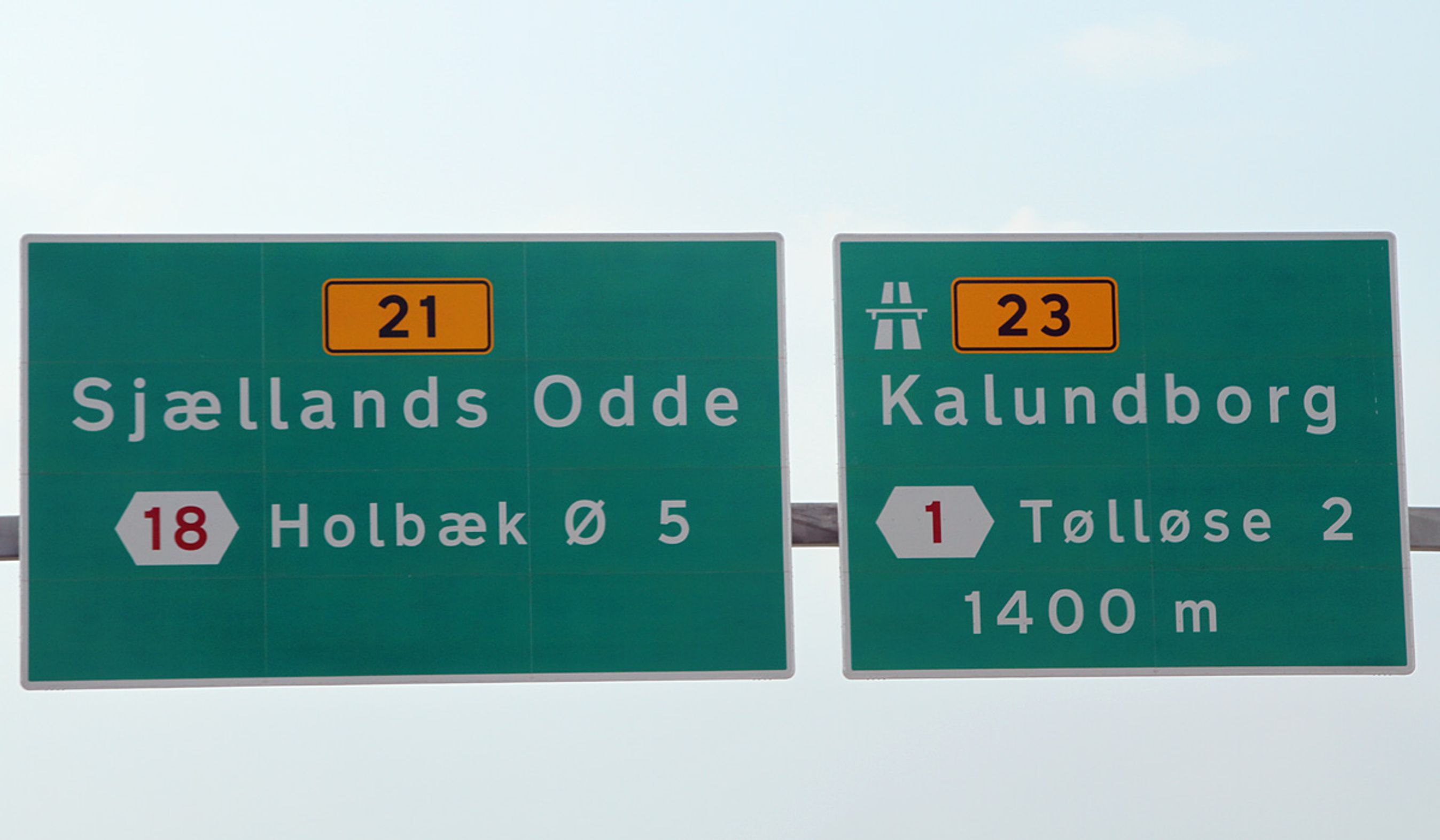 Kalundborgmotorvejen deler sig fra Holbækmotorvejen sydøst for Holbæk.