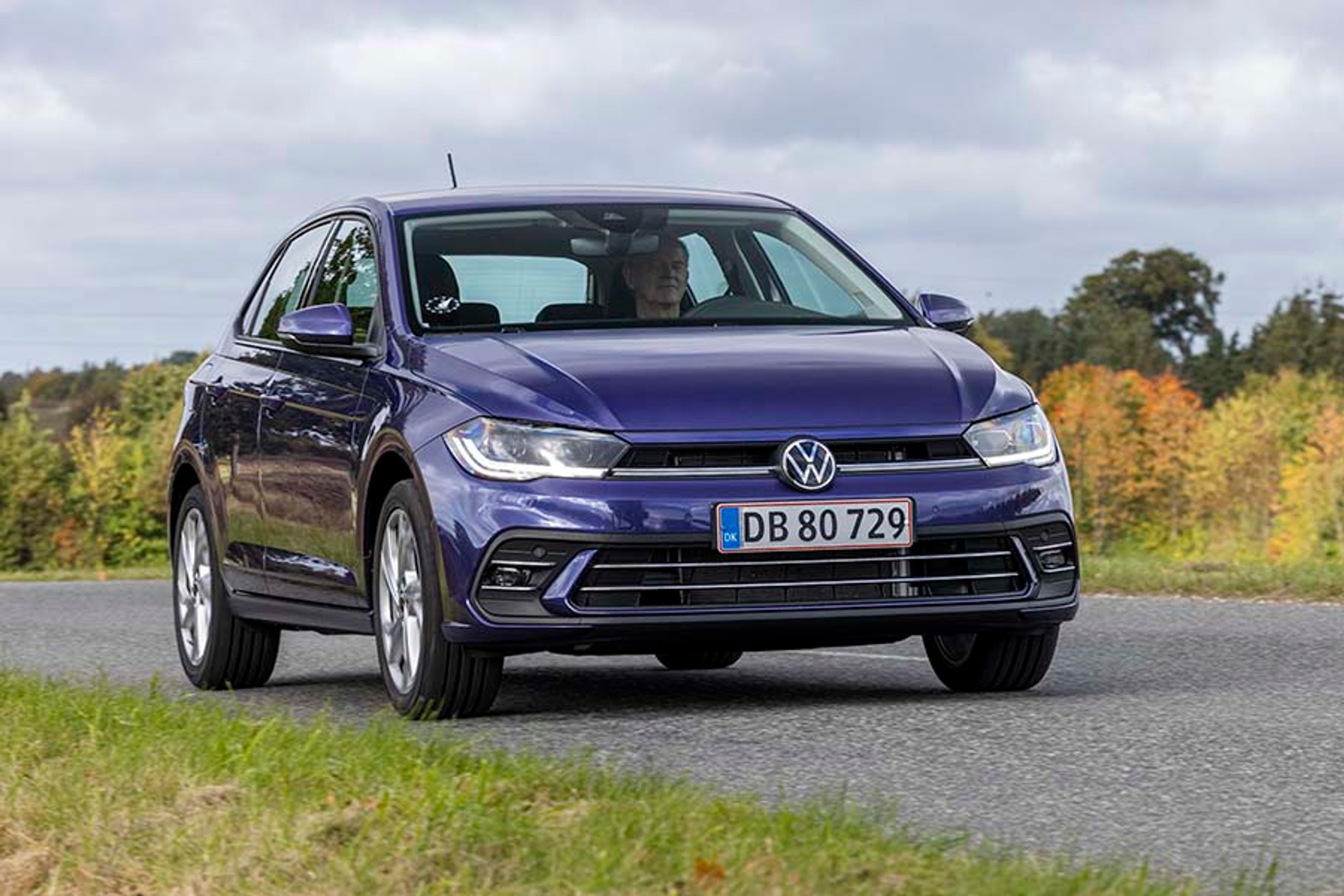 Der er kommet et LED-lysbånd mellem forlygterne, der er synligt især i mørke. Og der er kommet lidt anderledes design under kølergrillen, men man skal være kender for at se forskel.