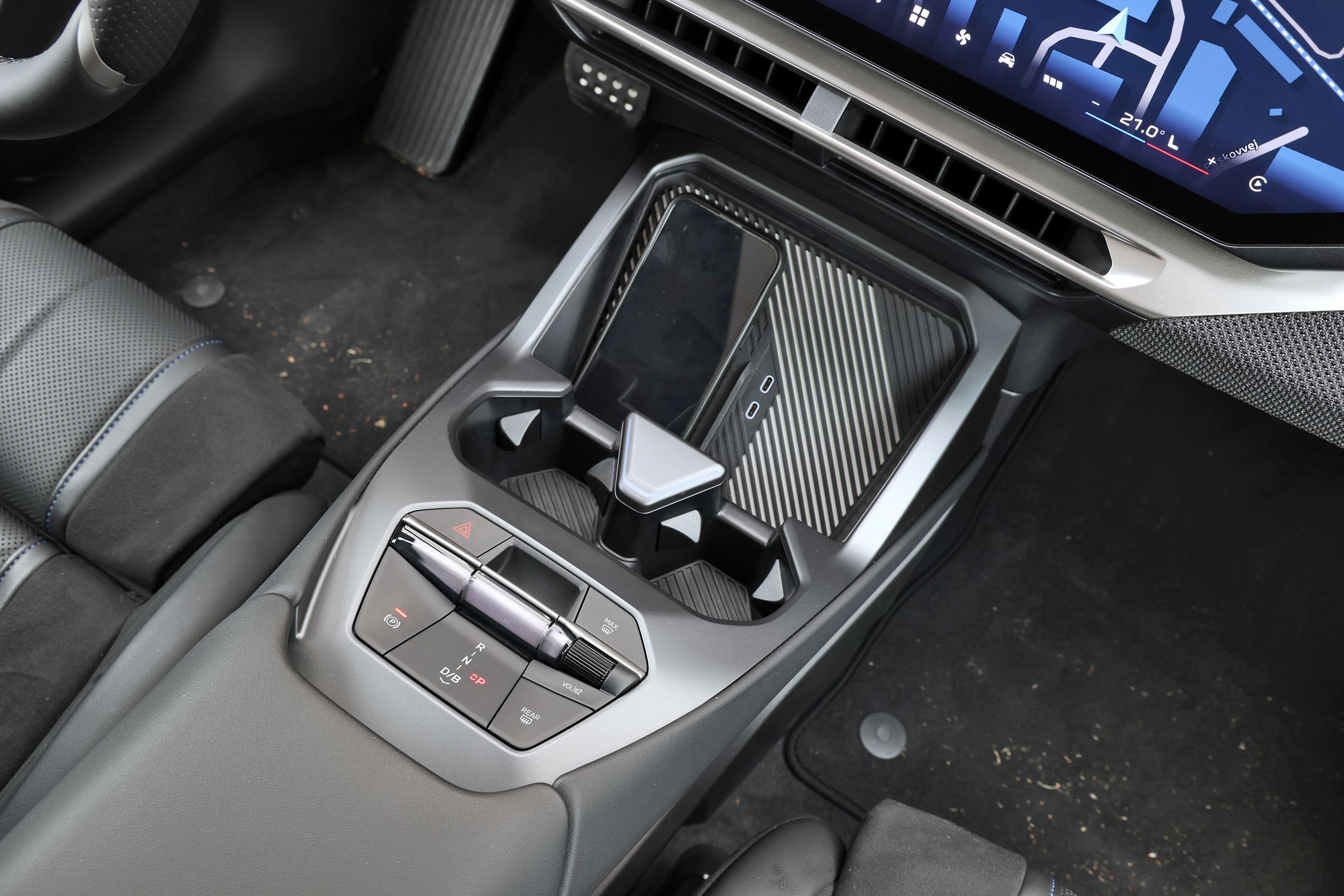 Mobilholder og kopholder i BMW iX3 50 xDrive fra 2026.