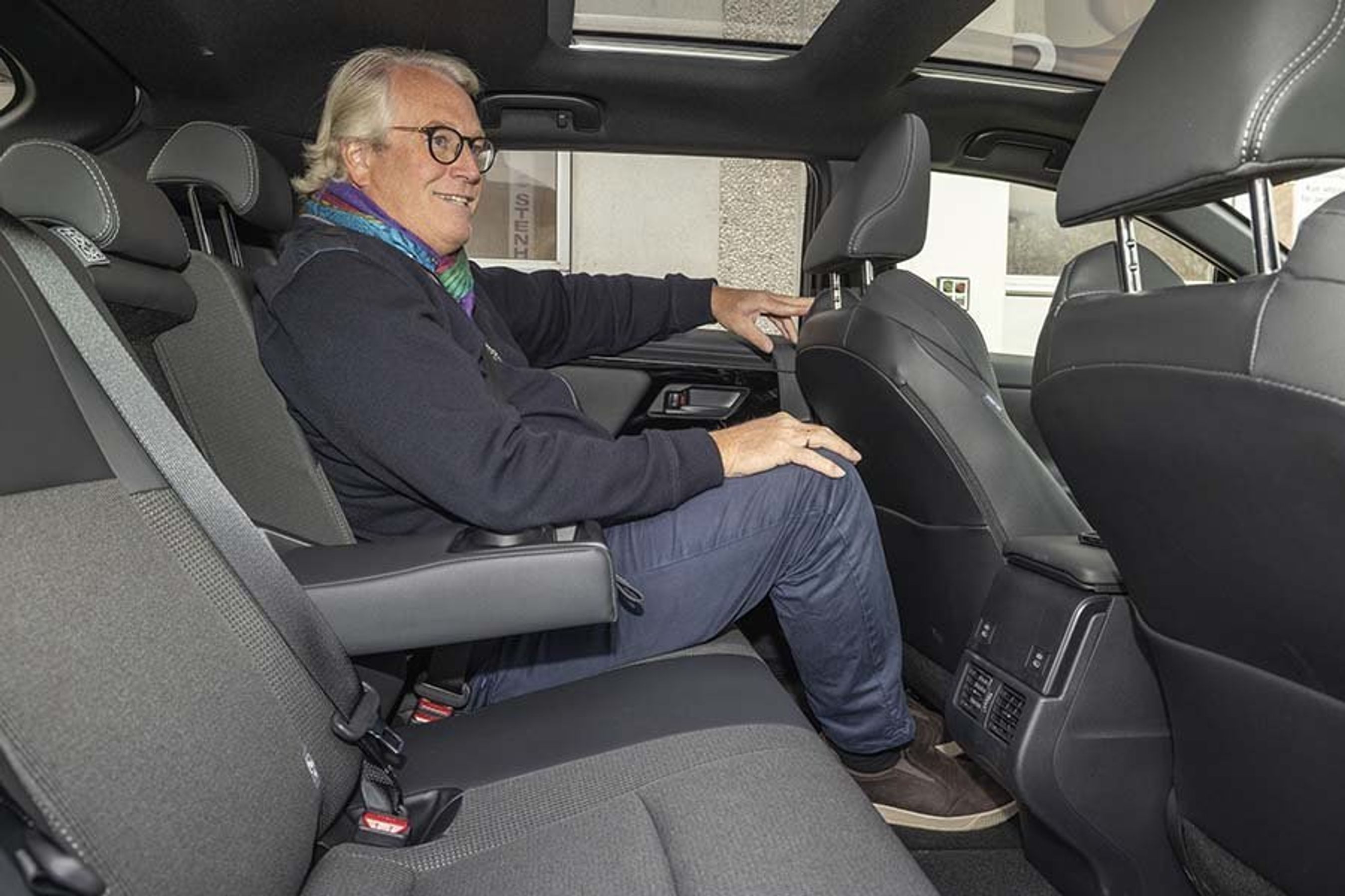 Bagsædet er overordentlig rummeligt. Knæpladsen er enorm, og loftshøjden er tilstrækkelig. 