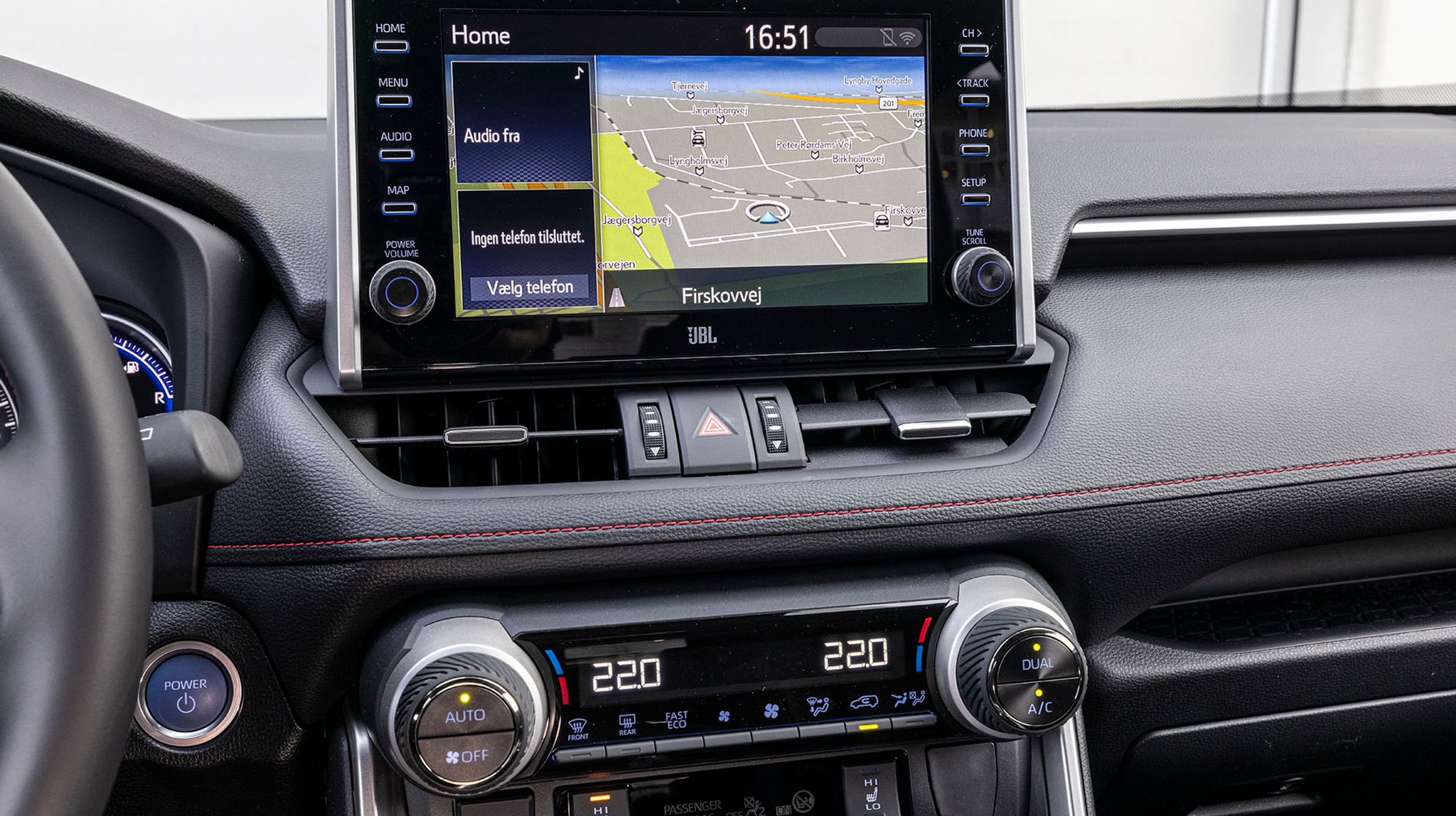 Den 9-tommer store skærm har kabelopkobling til Apple CarPlay og Android Auto samt indbygget DAB-radio og navigationsanlæg. Der er store drejeknapper til lyd og trykknapper, når man skal skifte mellem de forskellige funktioner. Det fungerer godt.