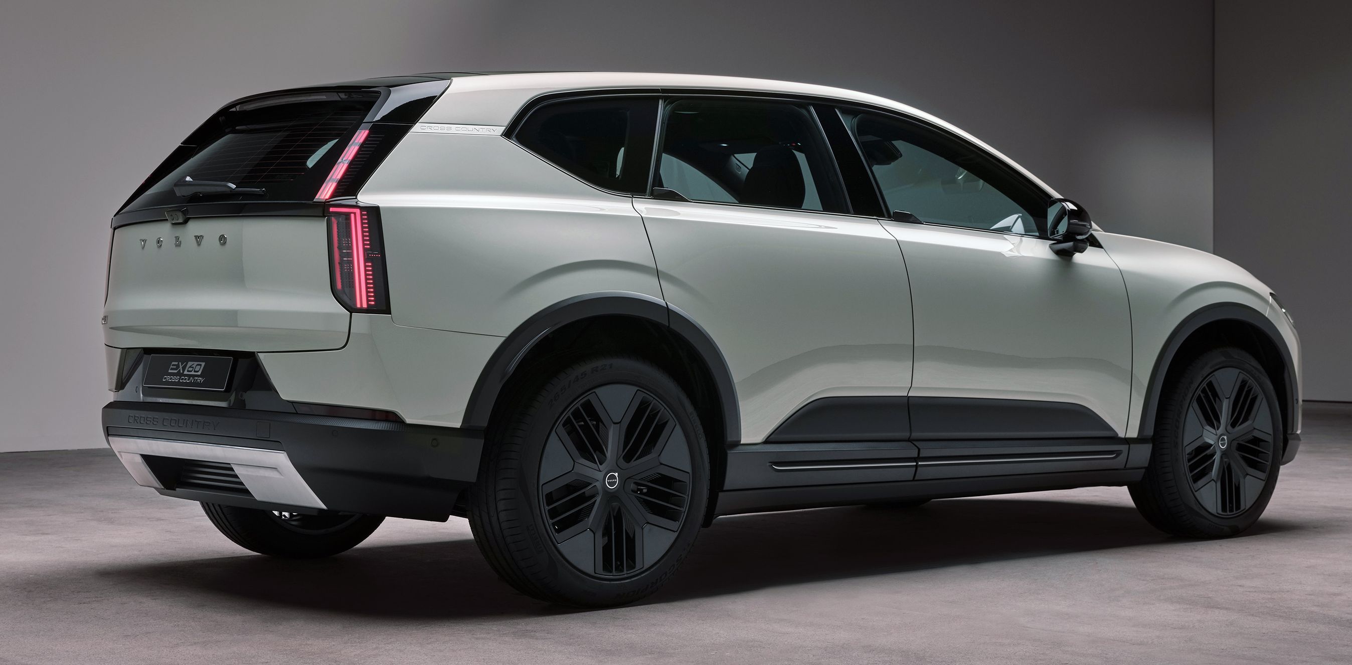 Volvo EX60 Cross Country i hvid skråt bagfra.