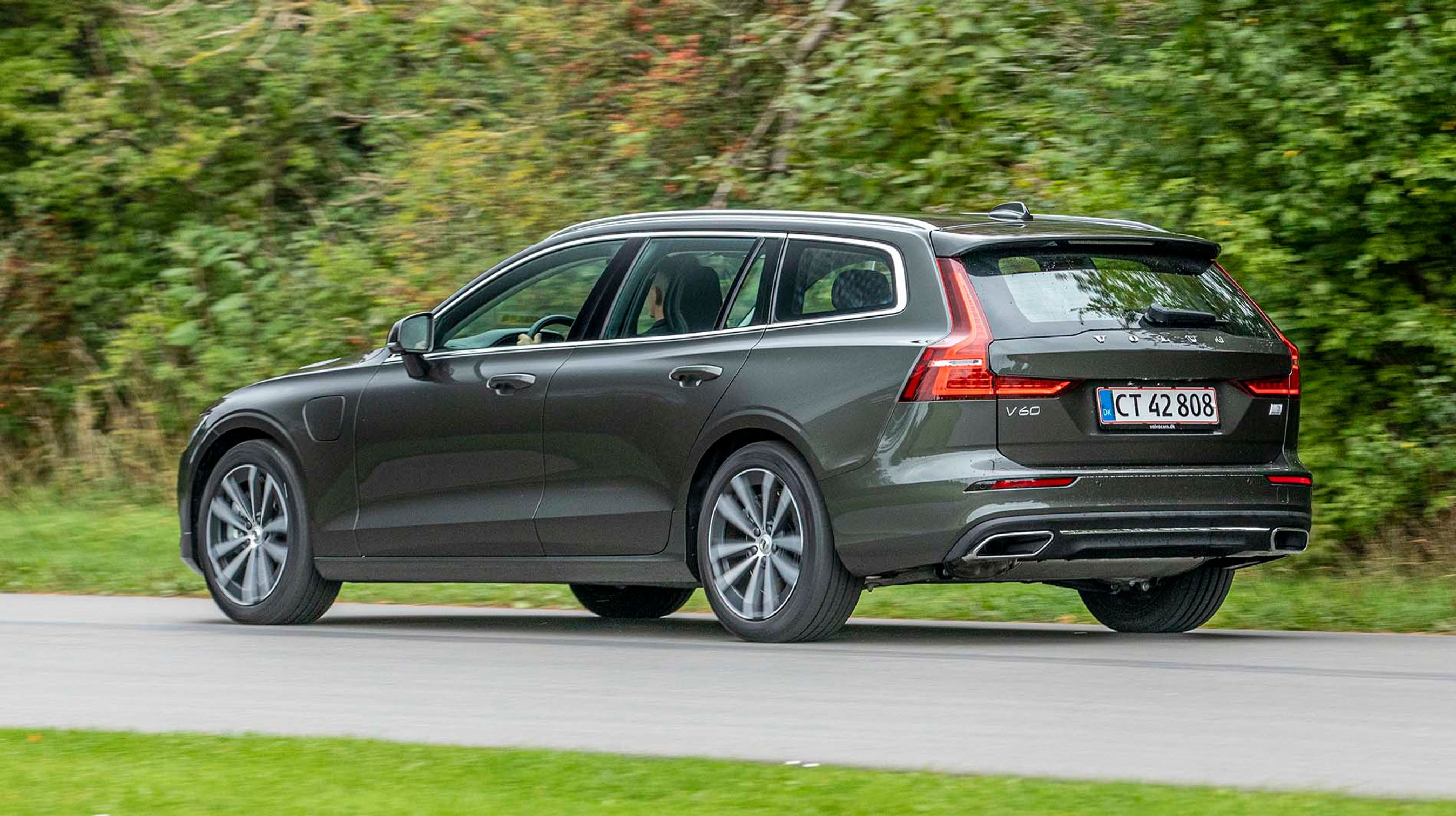 Alle Volvos modeller fås nu som plugin-hybrid. Her er det stationcarudgaven, V60, der har været en tur gennem Motors testprogram.