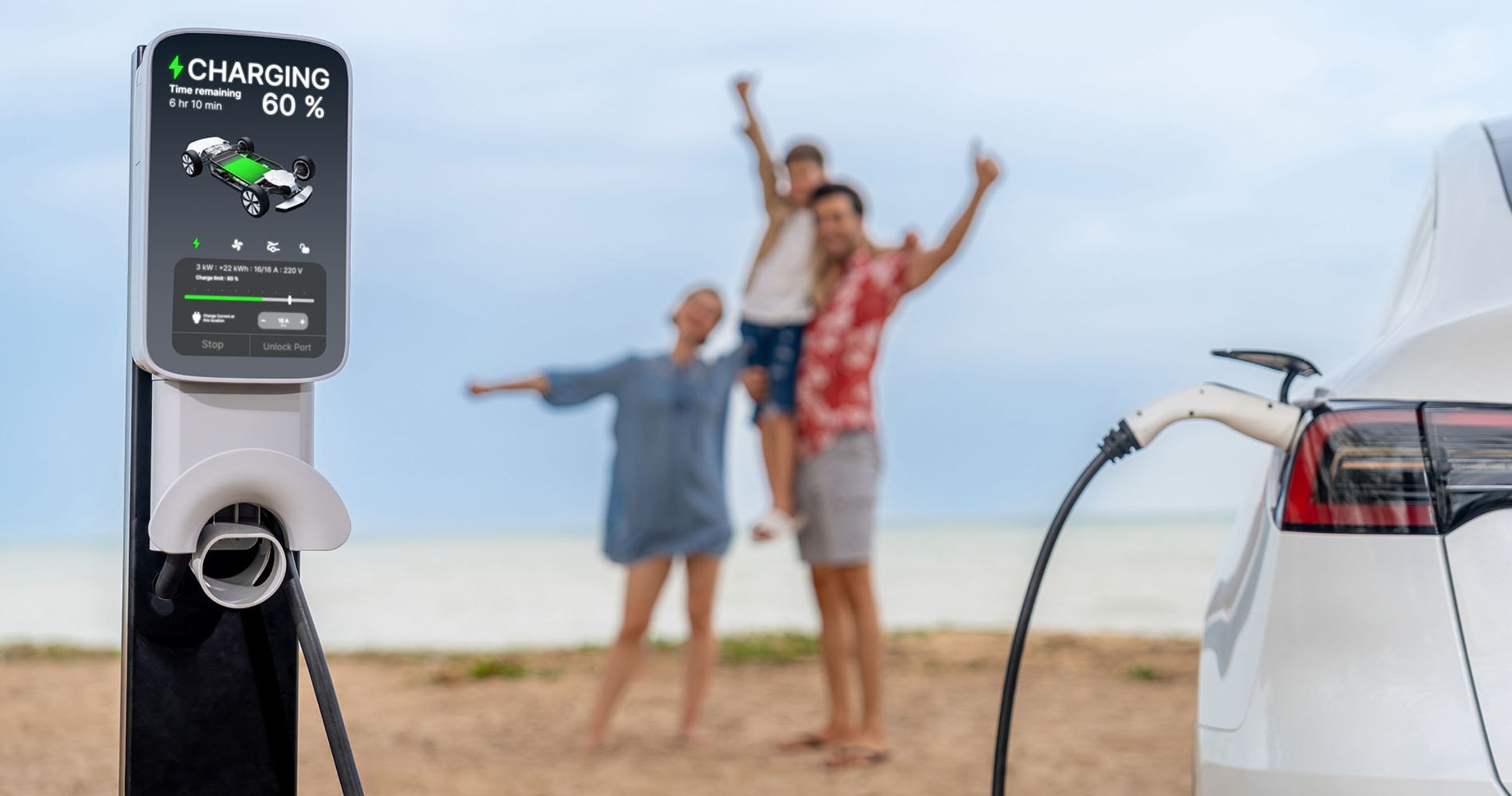 Familie står på strand, mens elbil lades op i forgrunden