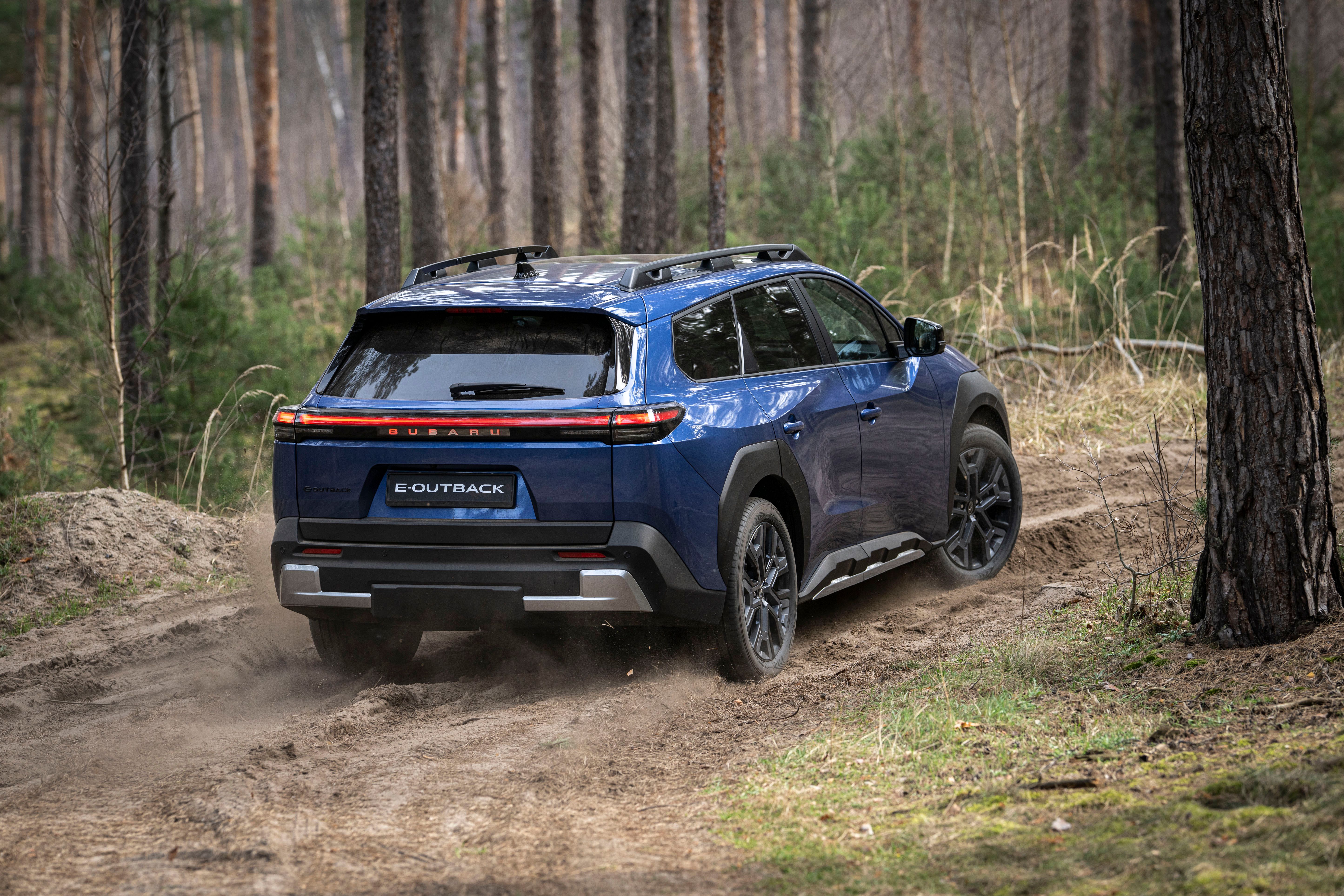 Subaru e-Outback set bagfra, mens den kører i skov