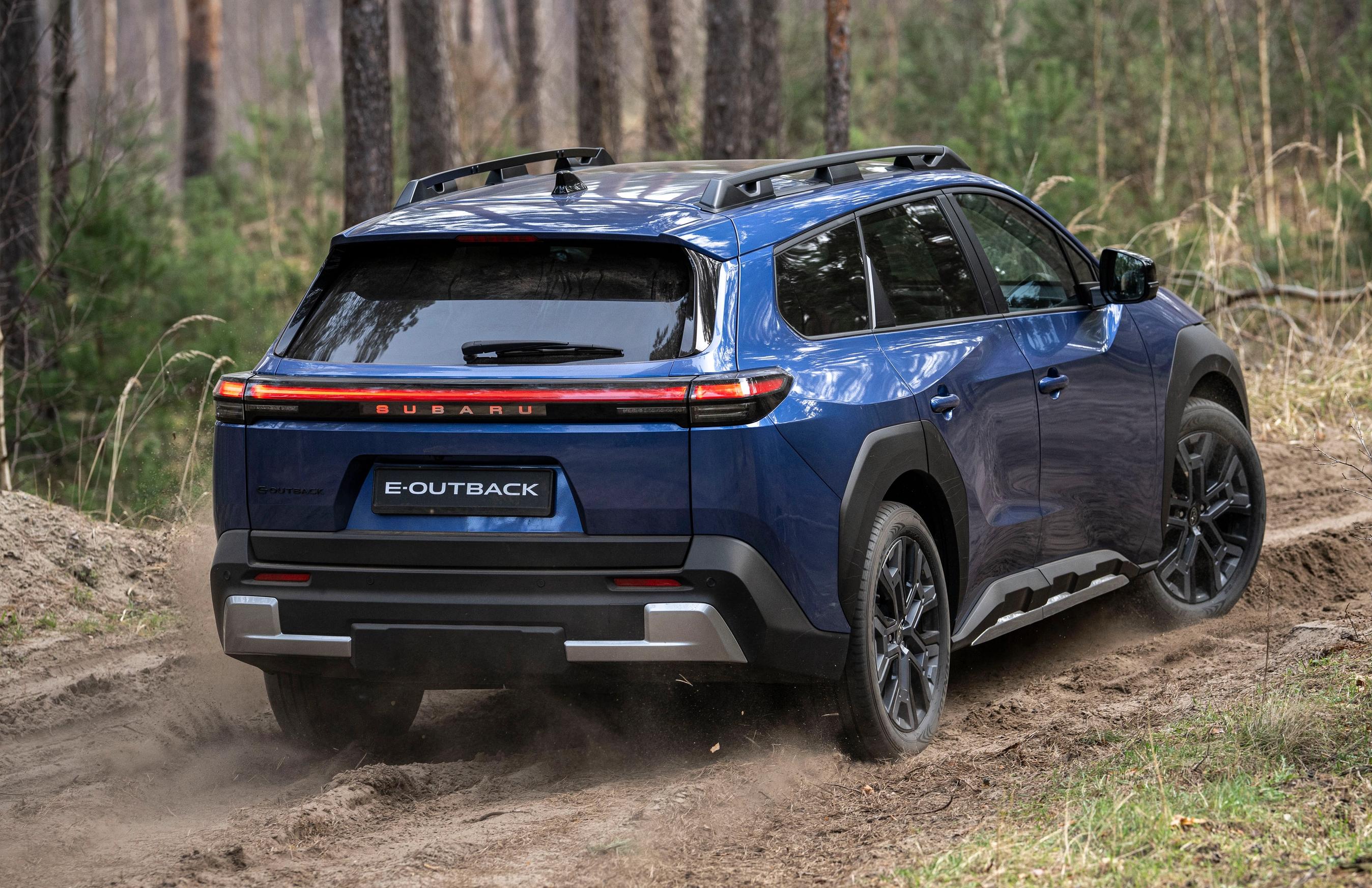 Subaru e-Outback set bagfra, mens den kører i skov