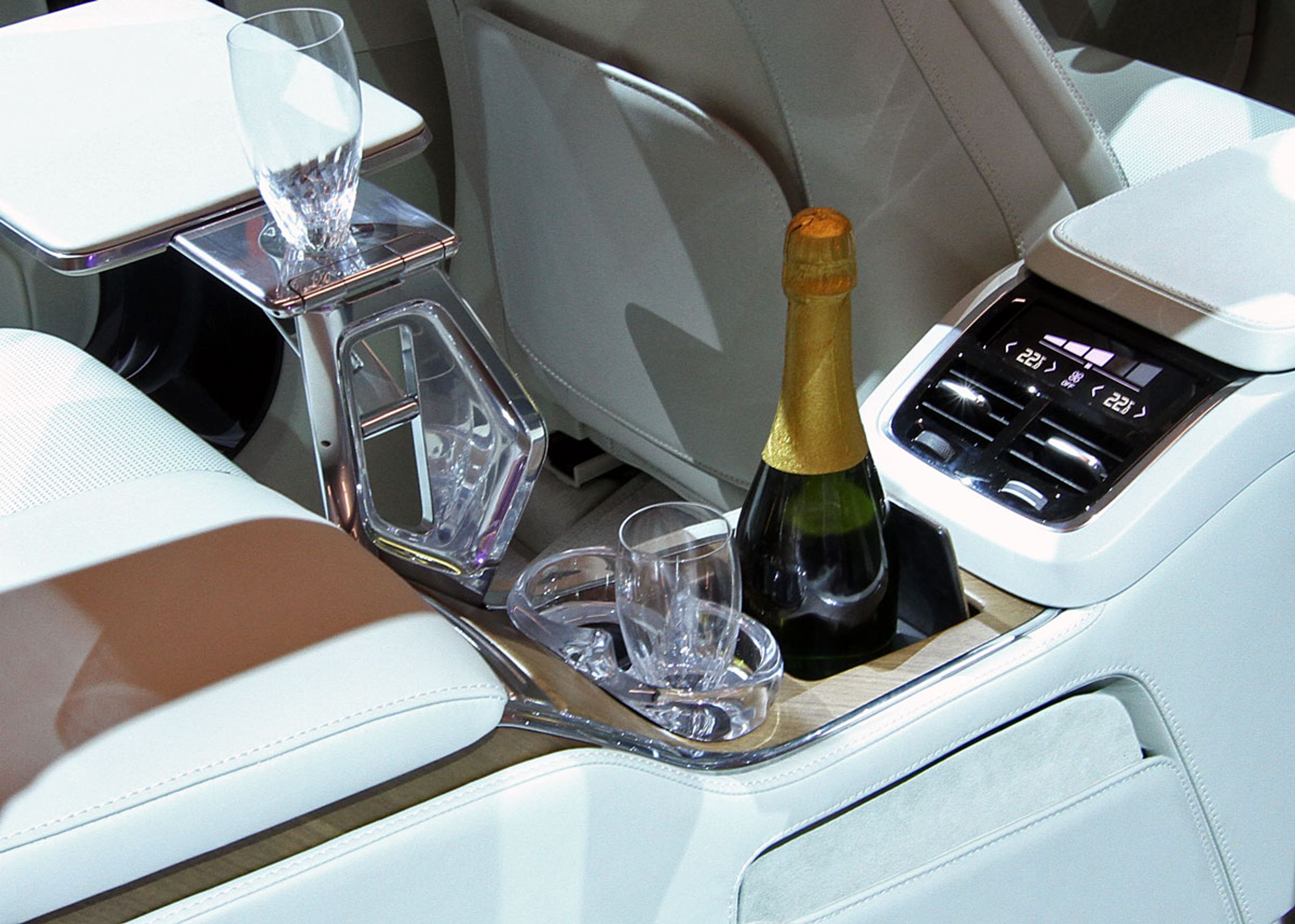 I midterkonsollen er der bl.a. en champagnekøler og særlige borde med indbyggede holdere, der passer til de fodløse krystalglas fra Orrefors.