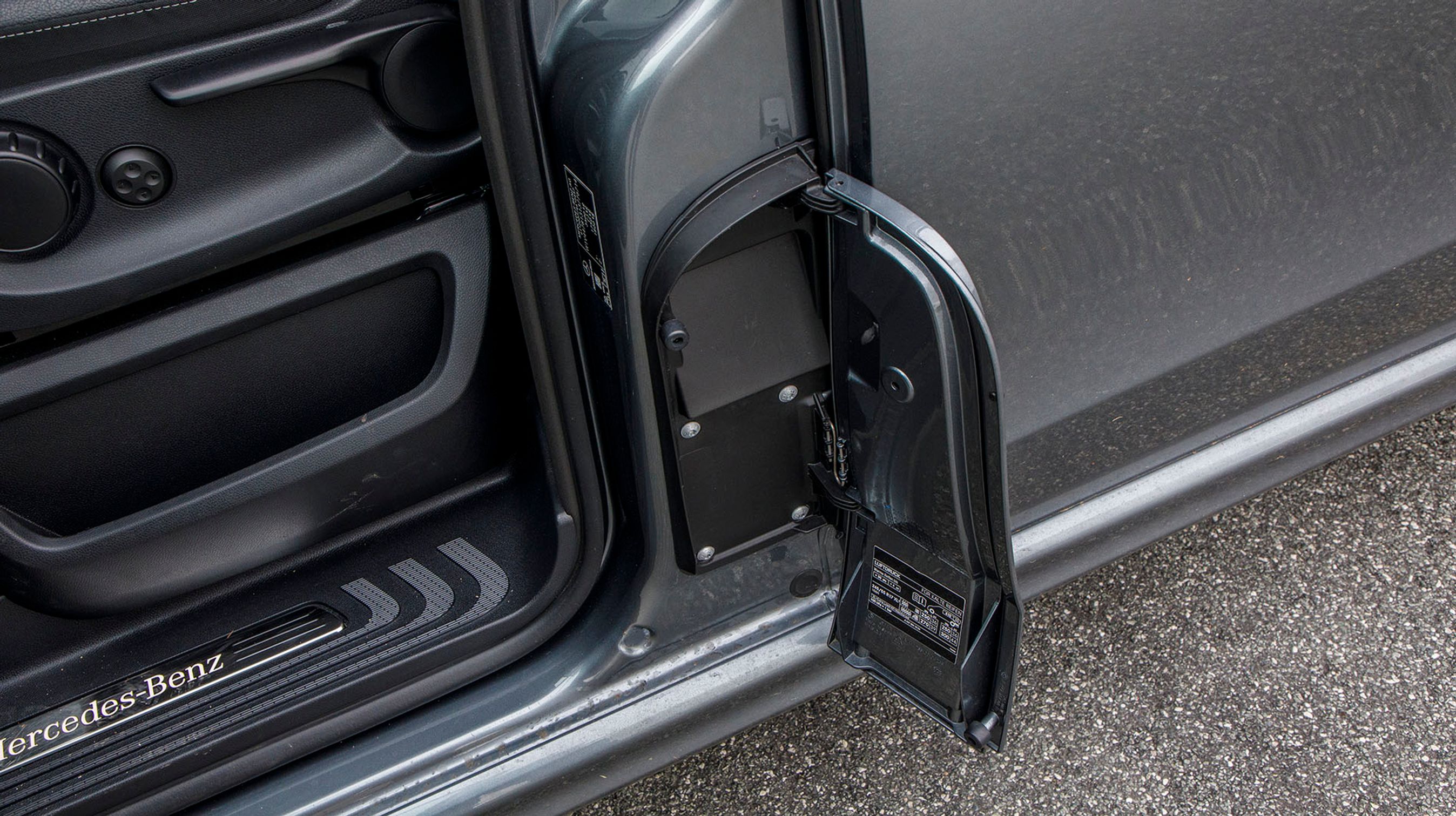 Elbilen EQV er en ombygget V-klasse, og man finder stadig et tydeligt spor fra brændstofudgaverne i form af dette afblændede tankdæksel.