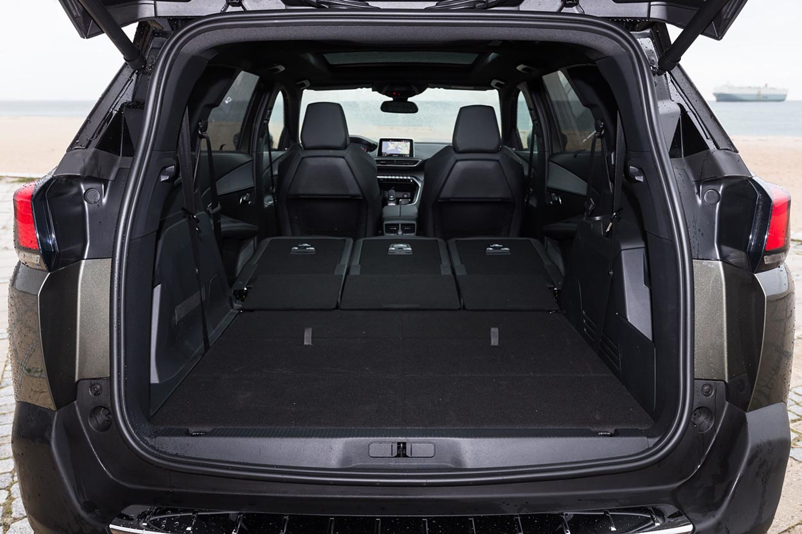 Bagagerummet bliver meget stort og reelt med begge sæderækker lagt ned. Forsædet kan også foldes, og så er der plads til 3,20 meter lange genstande. De to bageste sæder kan tages ud, hvis man vil have 80 liter ekstra plads. 