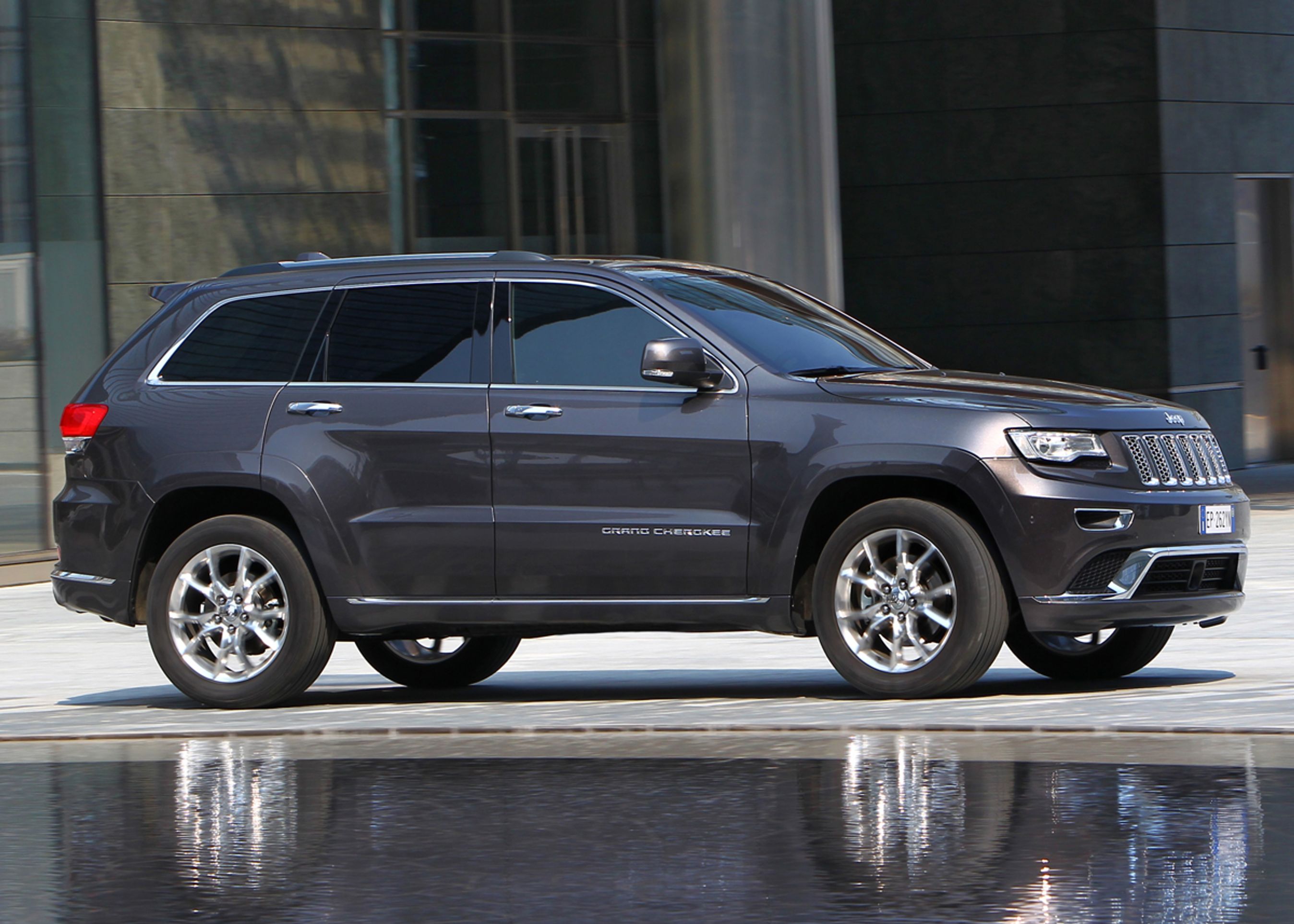 Grand Cherokee er allerede i Danmark. Prisen ligger mellem 750.000 og 1,3 mio. kr. på hvide plader.