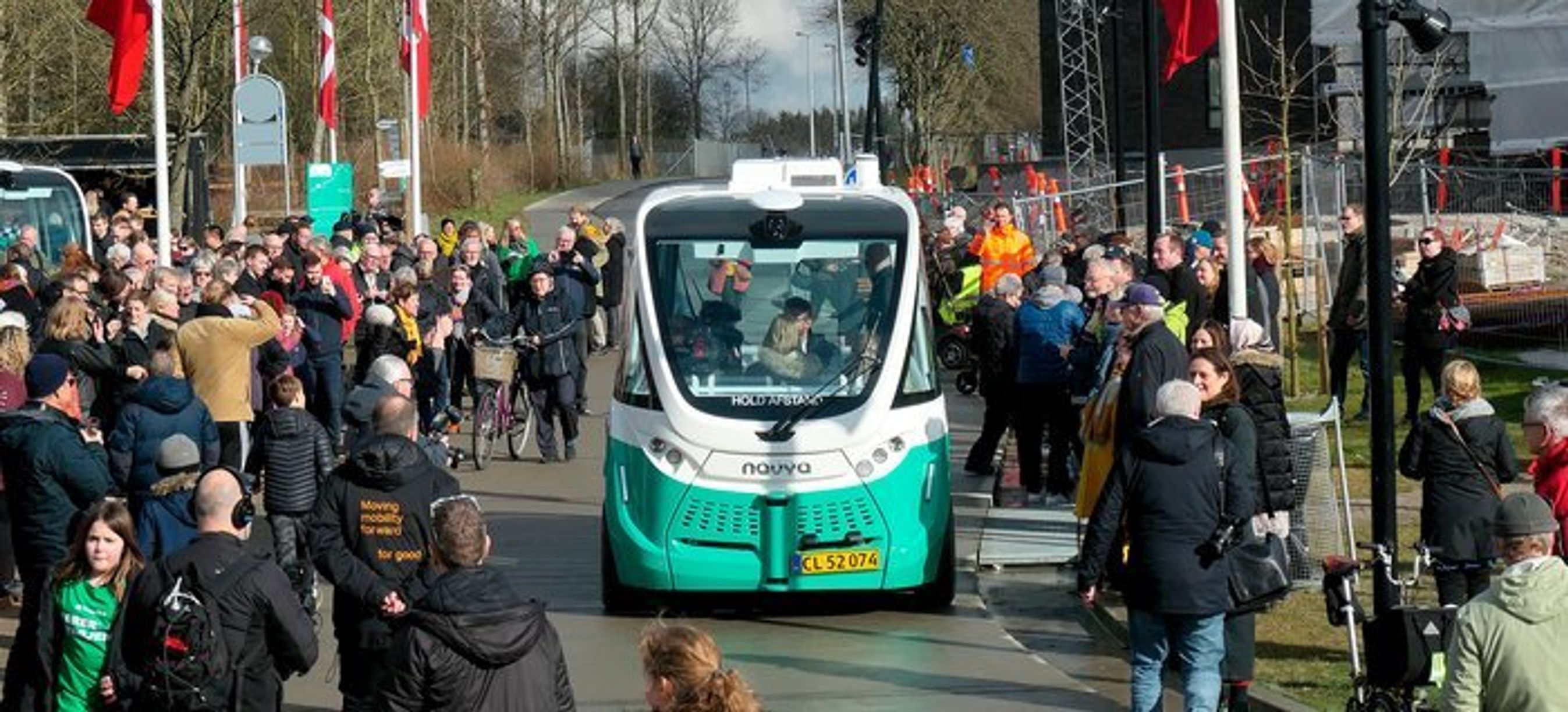 På indvielsesdagen var der mange mennesker, der kunne gå i vejen for den selvkørende bus.