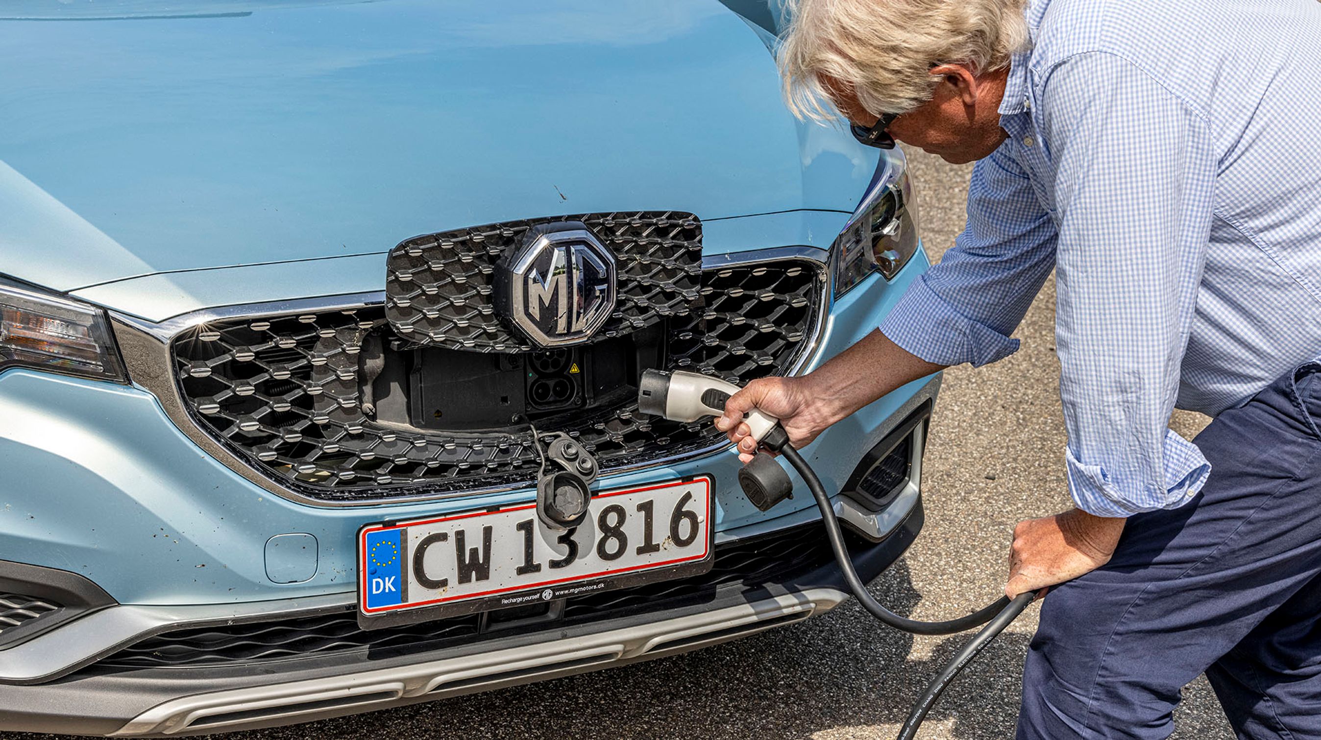 Det lyder smart at have stikket placeret i fronten, men i praksis skal man godt ned i knæ for at se stikket, da selve klappen skygger for stikket.