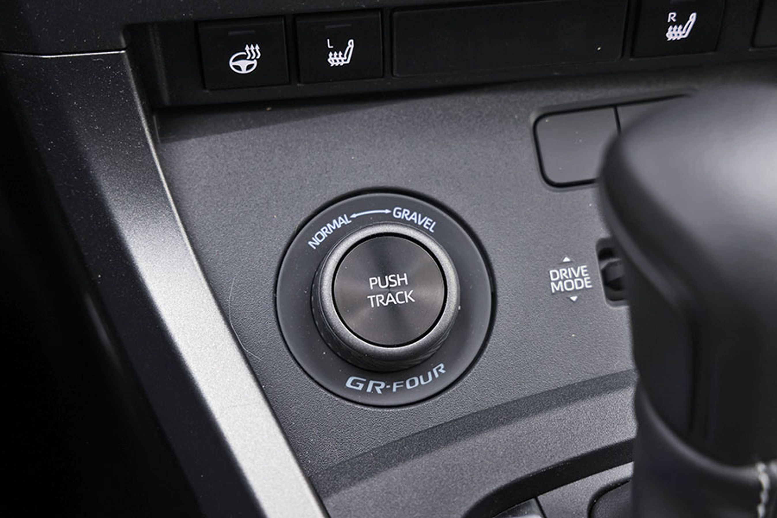 Du kan vælge mellem tre forskellige indstillinger af, hvordan kræfterne fordeles mellem for- og baghjul. Normalt trækker den kun 40 procent på baghjulene, men vælger du Gravel (Grus), sættes det op til 47 procent. Vælger du derimod Track (Bane), så indstiller bilen selv fordelingen af kræfter afhængig af, hvordan man kører. Her kan mellem 40 til 70 procent af kræfterne blive overført til baghjulene. 