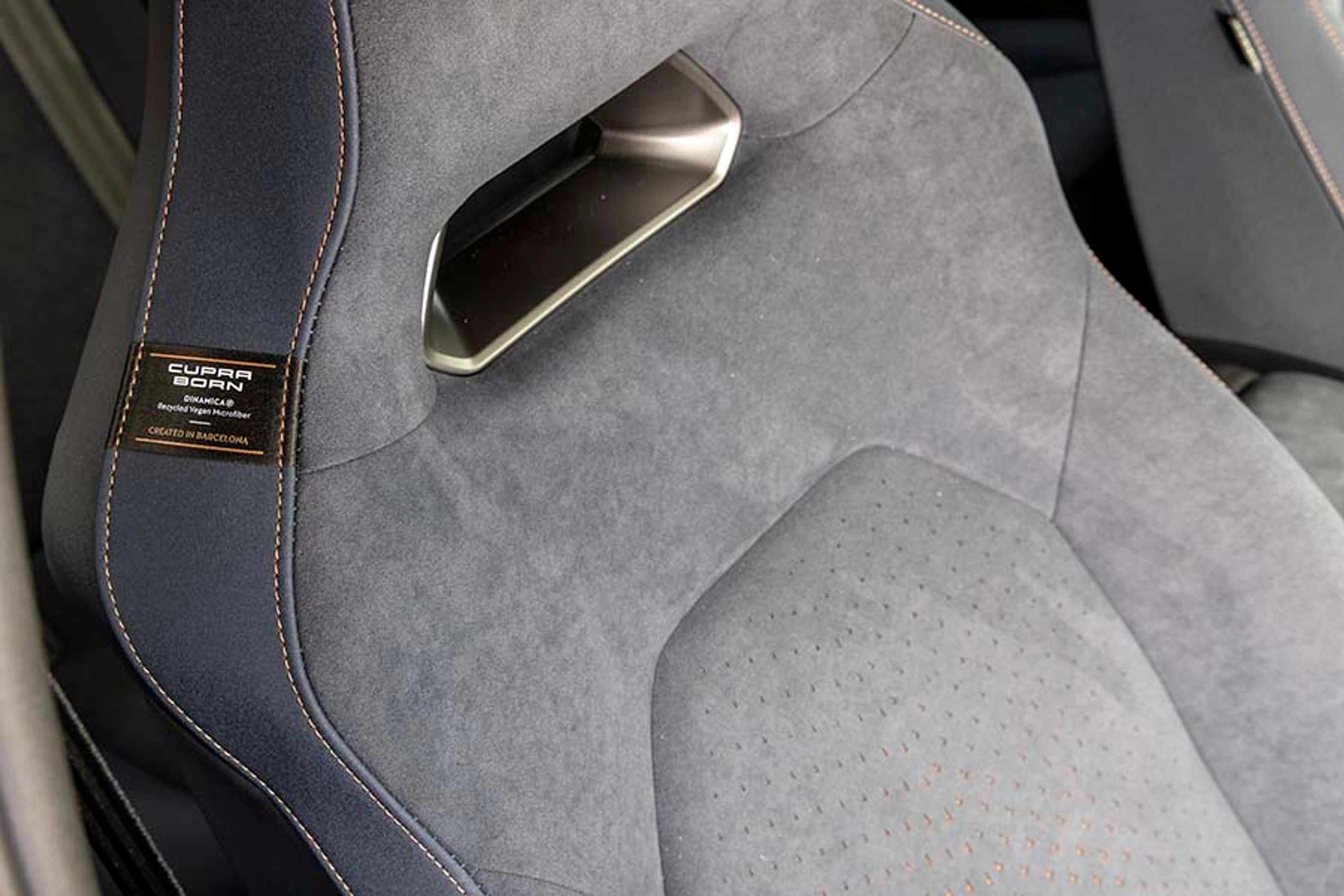 Alle udgaver af Cupra Born har skålformede sæder som standard, men selve betrækket kan variere mellem flere forskellige kvaliteter. Her er det udgaven med genbrugsstof, indbygget massage og el-justering til 15.000 kr. ekstra.