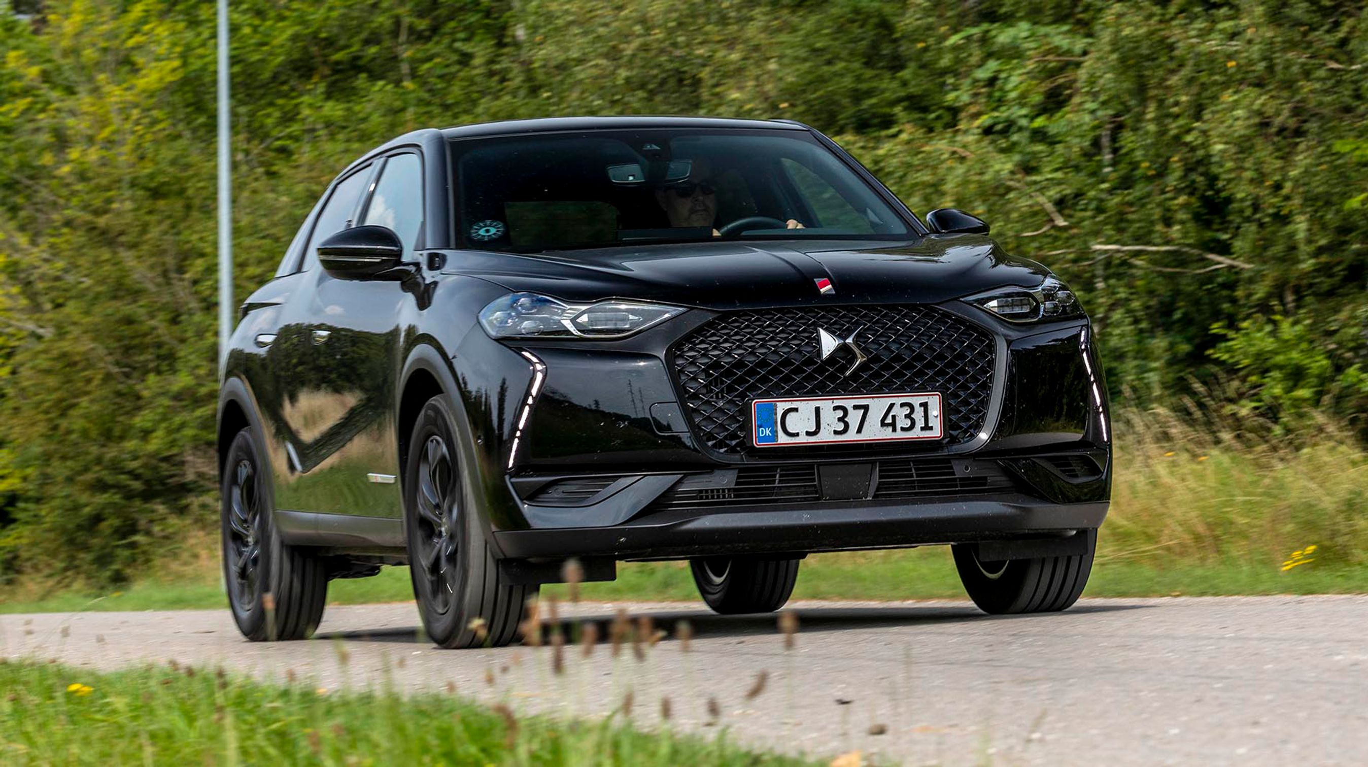 Der er bløde linjer, stor kølergril og smarte LED-kørelys. DS 3 Crossback skiller sig ud i trafikken, og vil du have mere ud af designlinjerne, bør du overveje en anden farve end sort, hvor de smarte detaljer drukner lidt. 