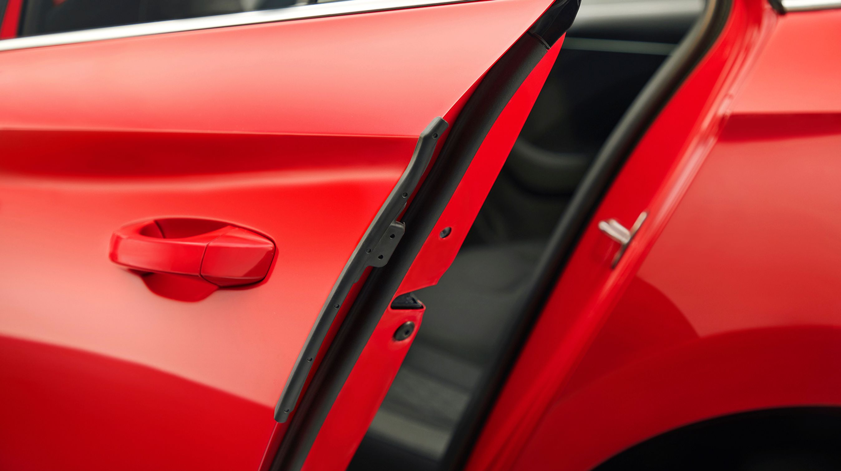 Som smart ekstraudstyr fås dørkantbeskyttere, der vipper ud, når døren åbnes. Det mindsker risikoen for bilka-buler.