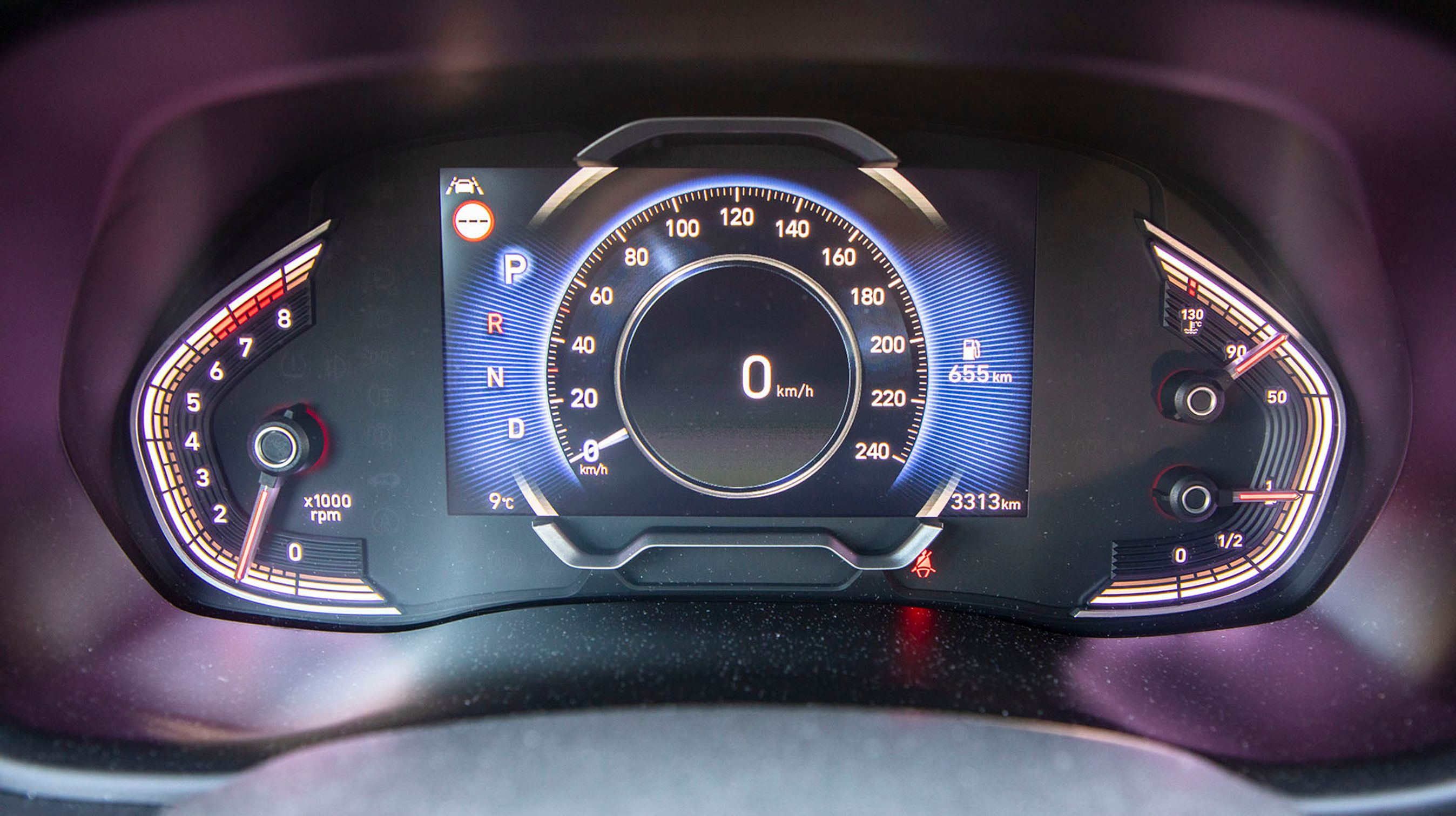 De digitale instrumenter er del af en førerassistentpakke til godt 13.000 kr., som også byder på adaptiv fartpilot og nødbremse, der bremser for cyklister, og den bør absolut tilvælges.