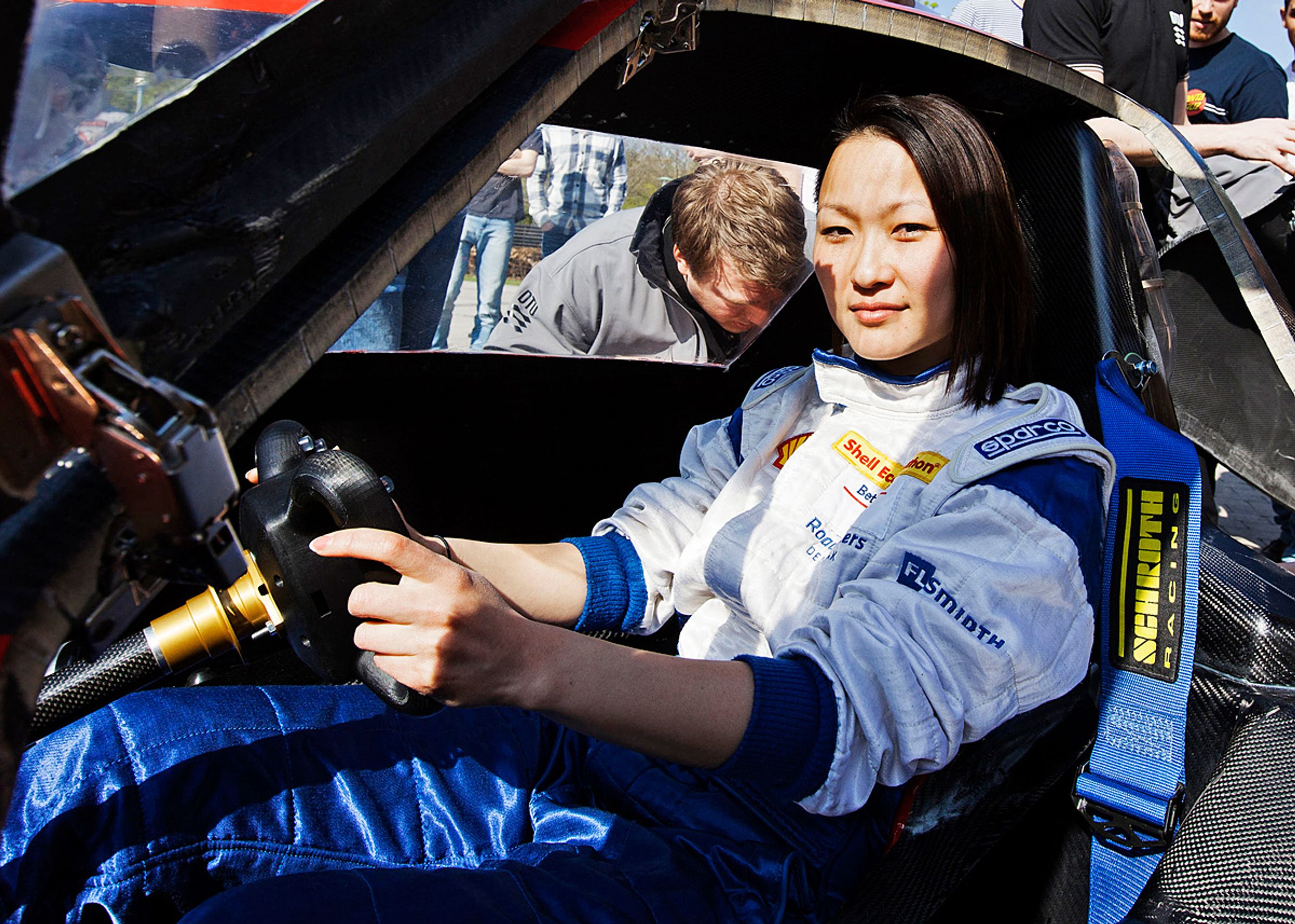 Føreren af DTU-bilen, Bettina Kingo, på plads i den snævre kabine. Hendes færdigheder som eco-bilist har ganske stor betydning for det samlede resultat.