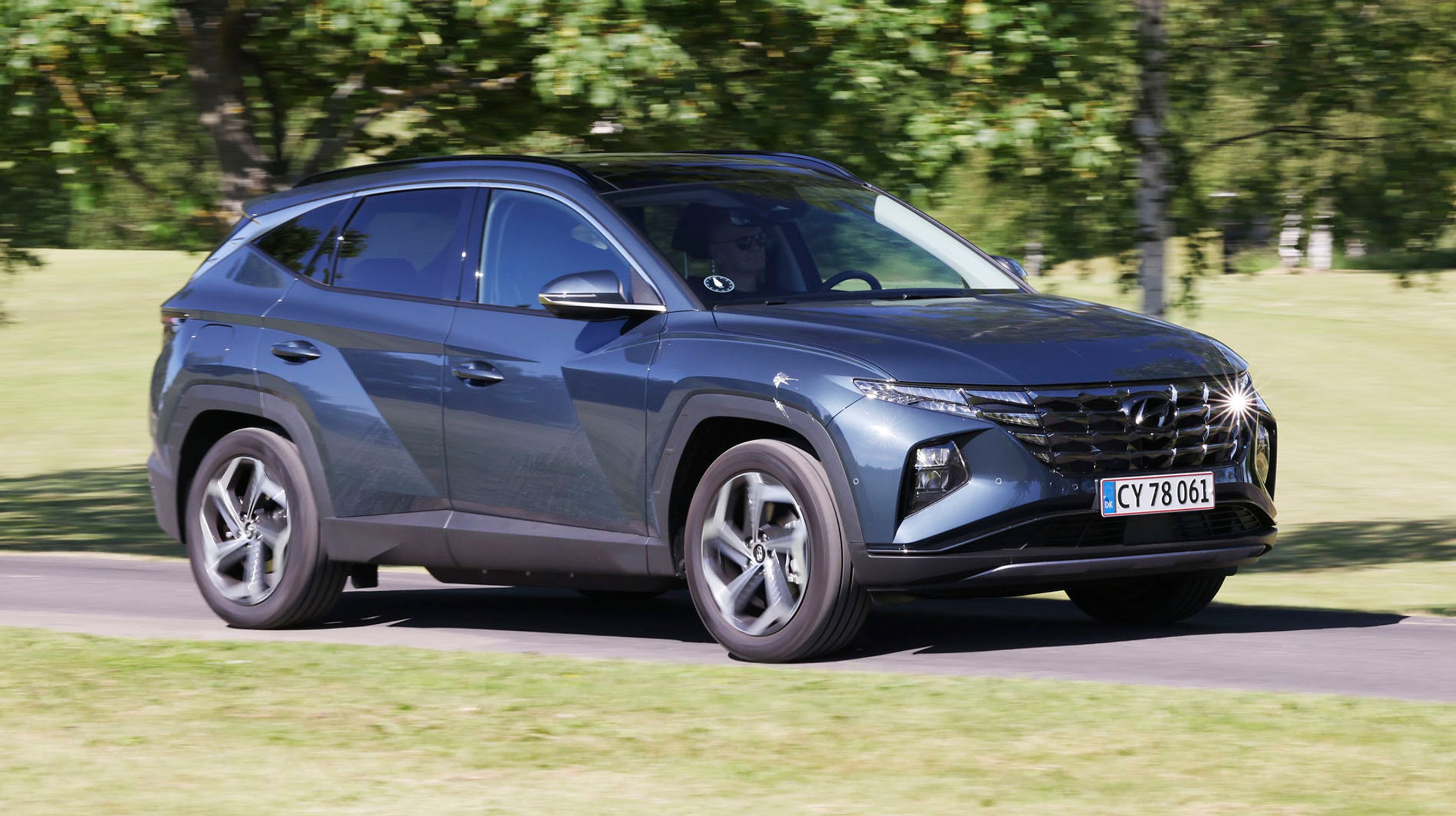 Hyundai Tucson er i sin nyeste udgave blevet meget moderne i sit udtryk. Prøv f.eks. at se, hvordan kørelyset er kamufleret som små lysende felter i kølergrillen lige ved siden af forlygterne.