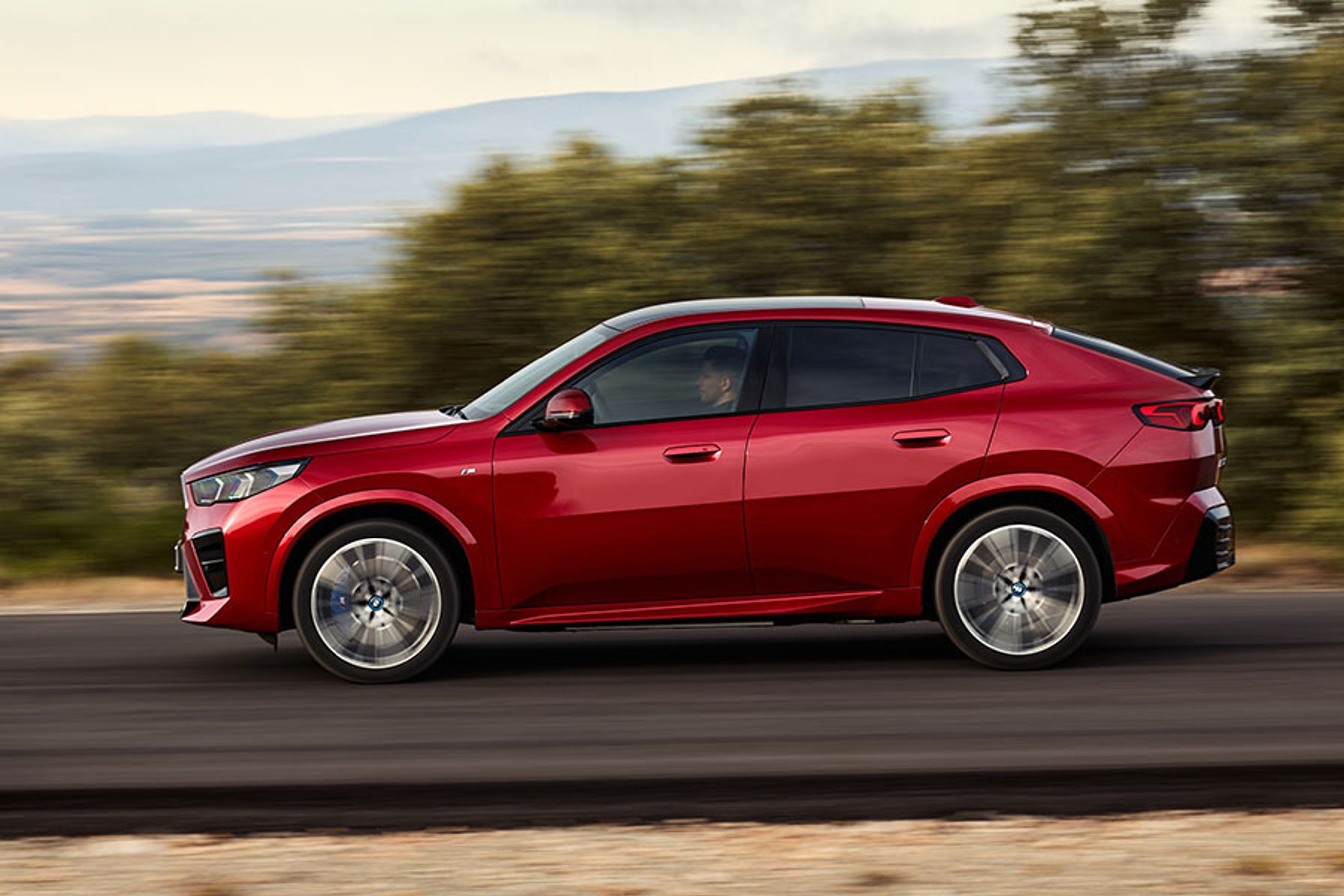 BMW iX2 er populært sagt en coupéudgave af BMW iX1. De to biler deler teknik, men som det ses, er taglinjen helt anderledes med en stærkt faldende bagrude, der sammen med bagklappen afslutter taget.