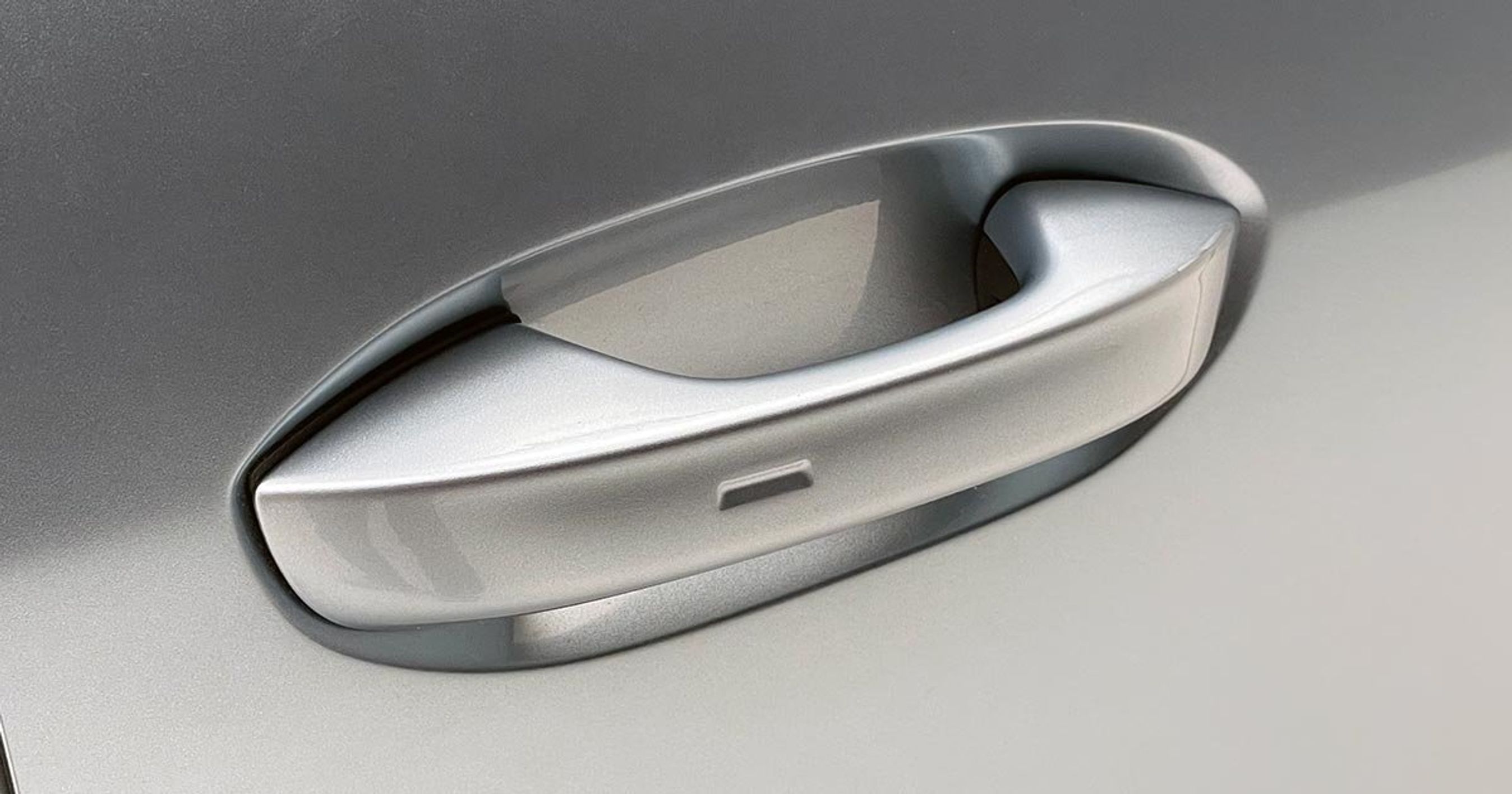 Explorer har traditionelle dørgreb, som giver et dejligt solidt indtryk af bilen.