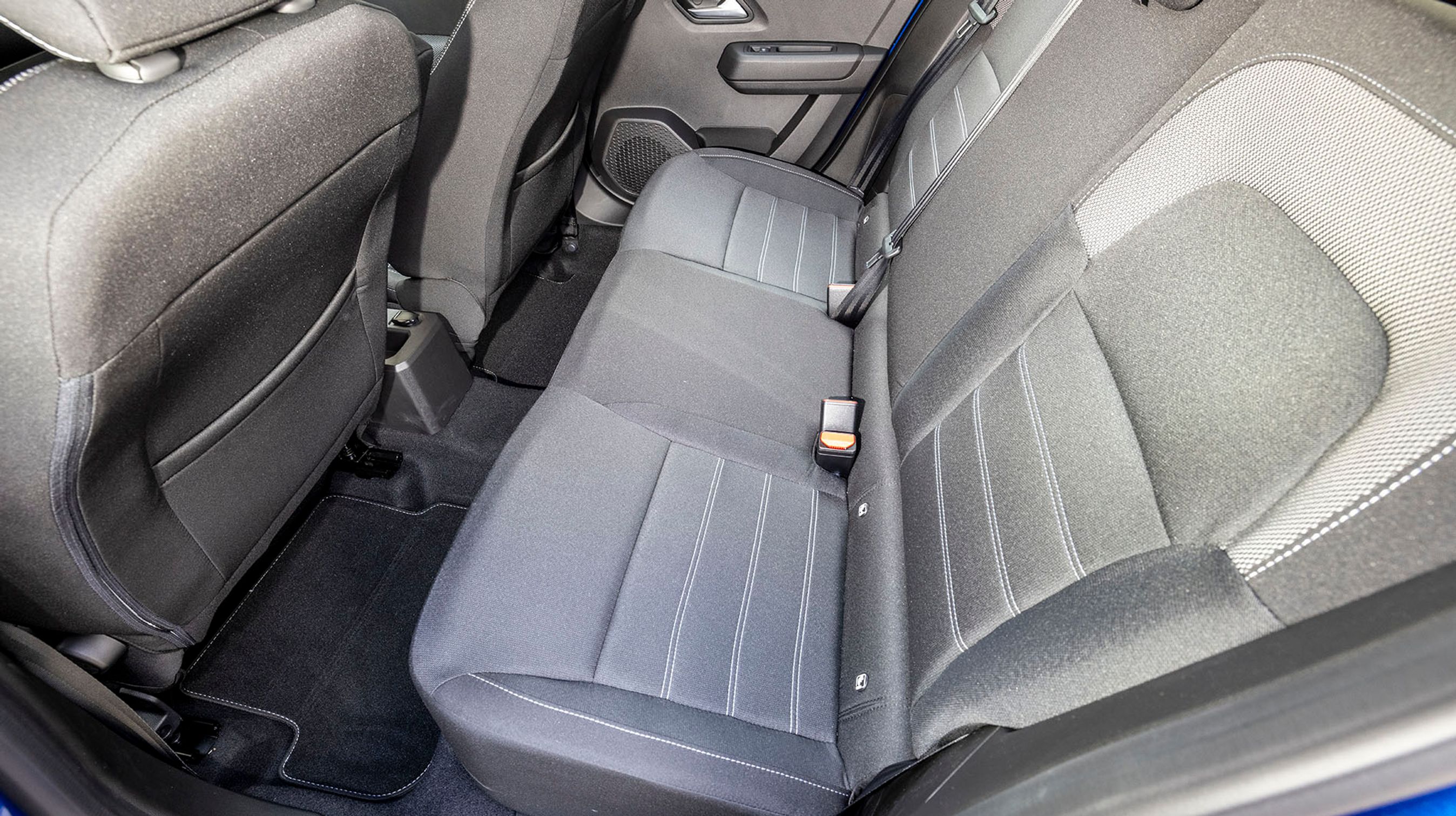 Der er egentlig udmærket plads ved bagsædet, og der er isofix-beslag ved de to yderpladser.